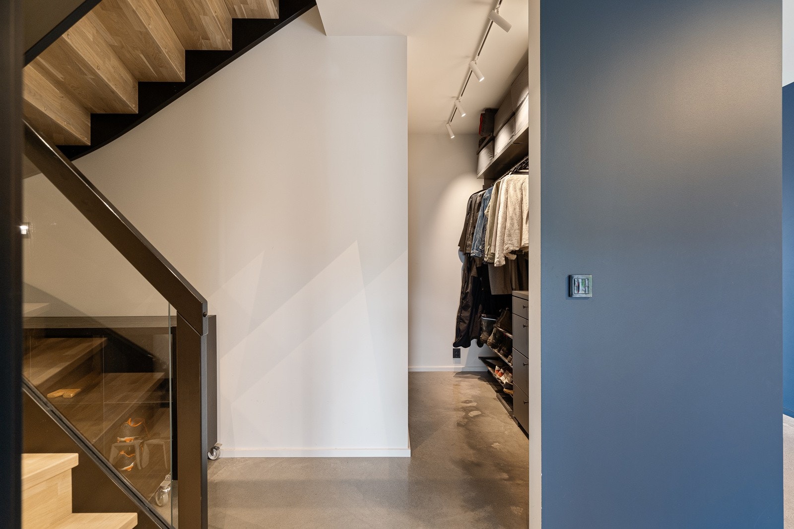 Praktisk garderoberom ifb med hallen Galleribilde