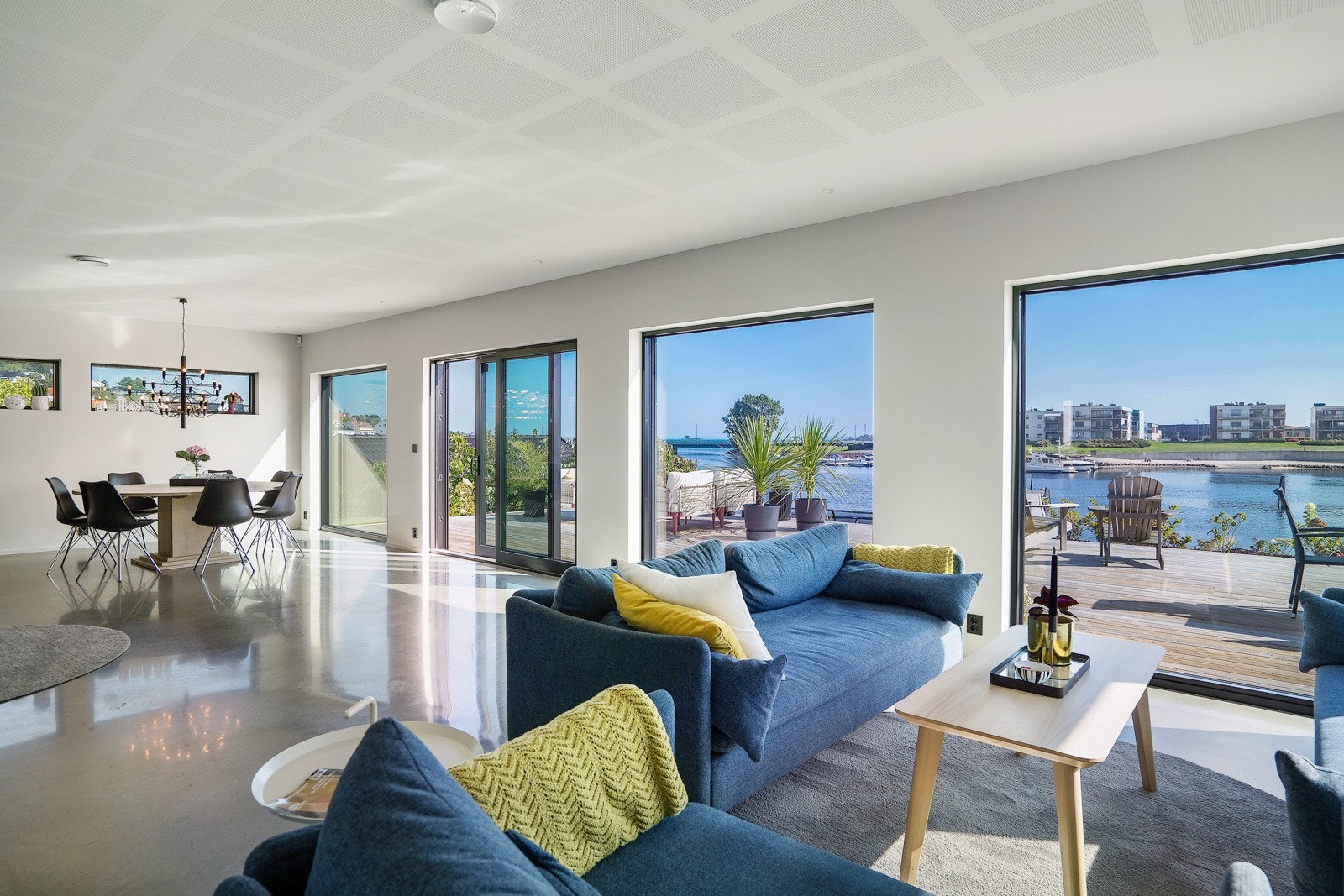 Lys og åpen stue med fantastisk sjøutsikt! Galleribilde