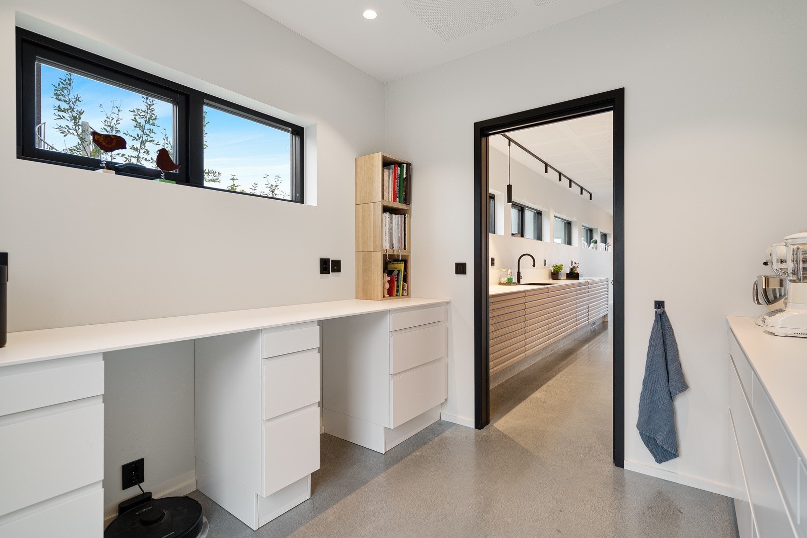 Grovkjøkken med praktisk leksekrok Galleribilde