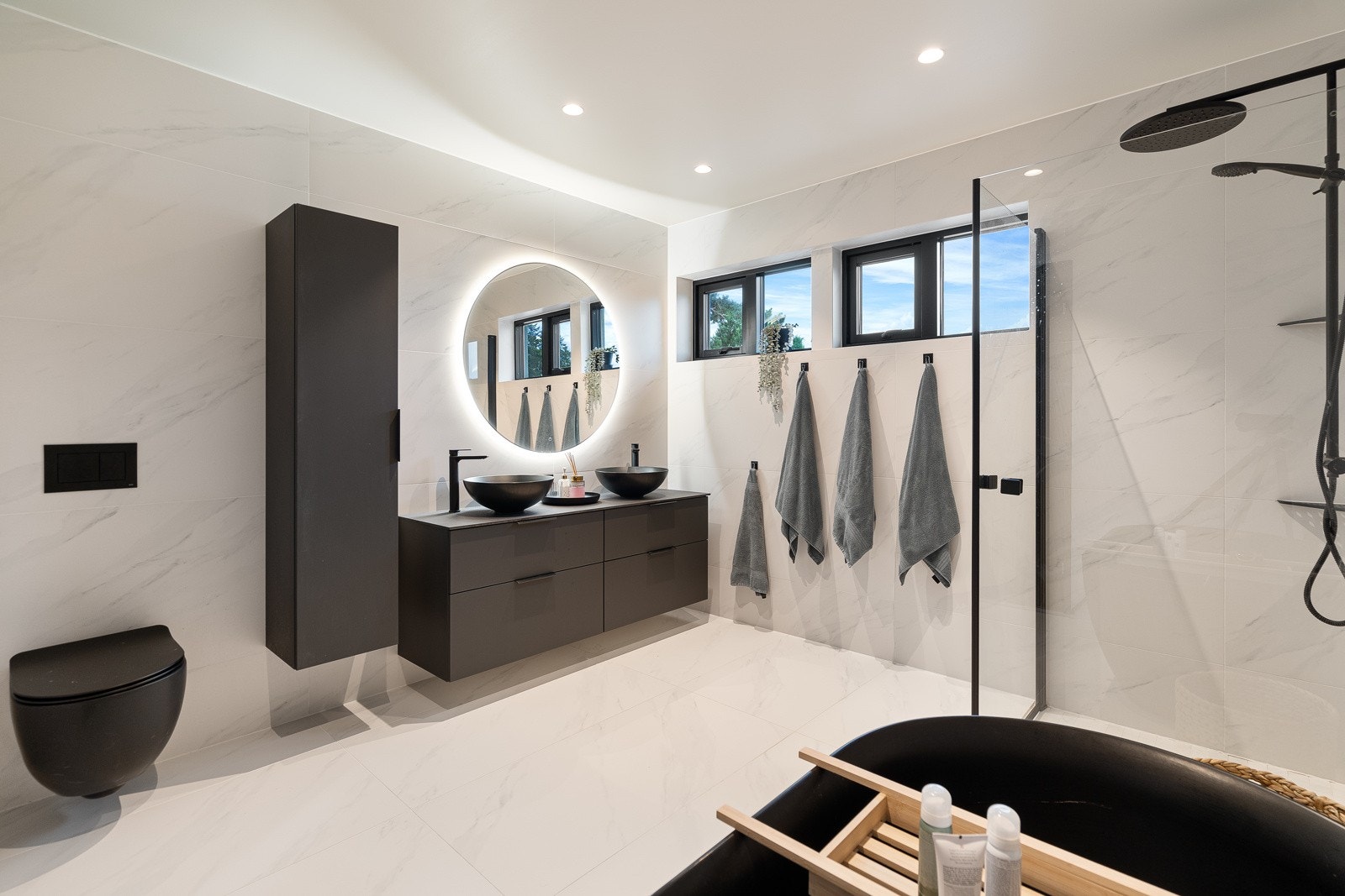 Stort bad med både dusj og badekar Galleribilde