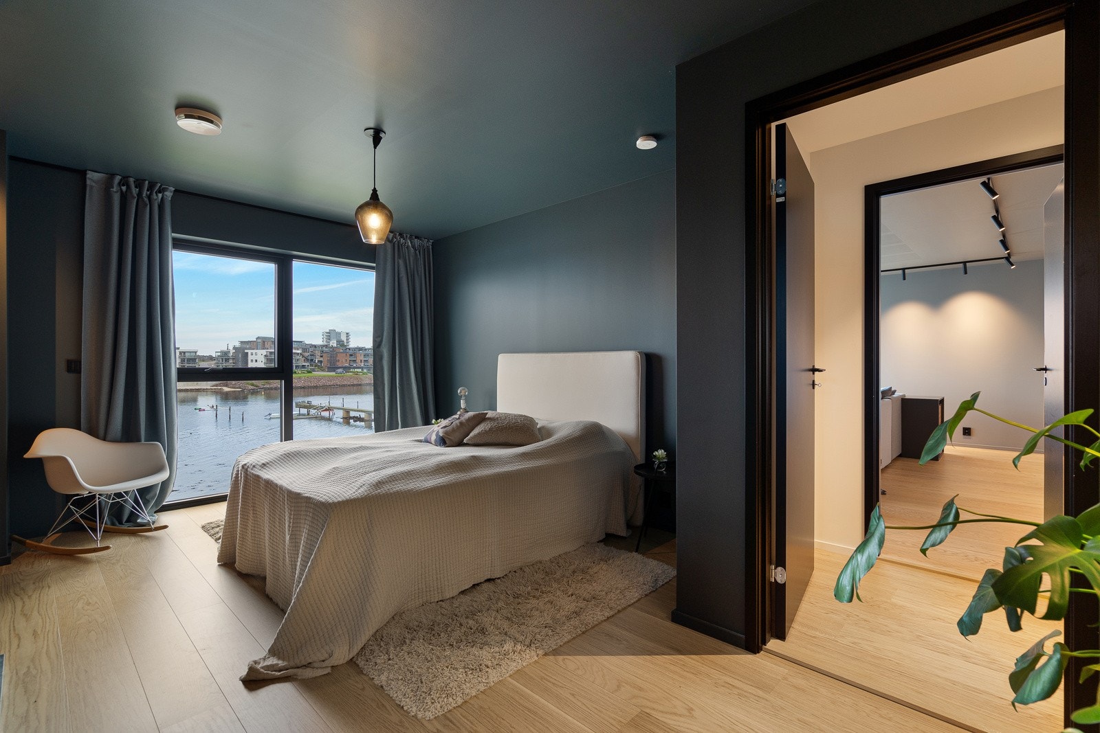 Hovedsoverom med eget bad og walk in garderobe Galleribilde