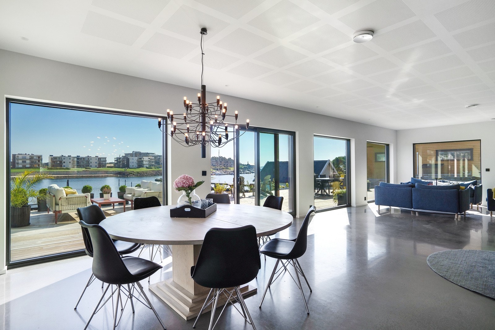 Store vindusflater gir bra med naturlig lysinnslipp Galleribilde