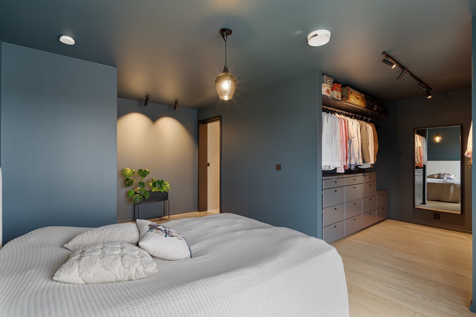 Hovedsoverom med eget bad og walk in garderobe Galleribilde