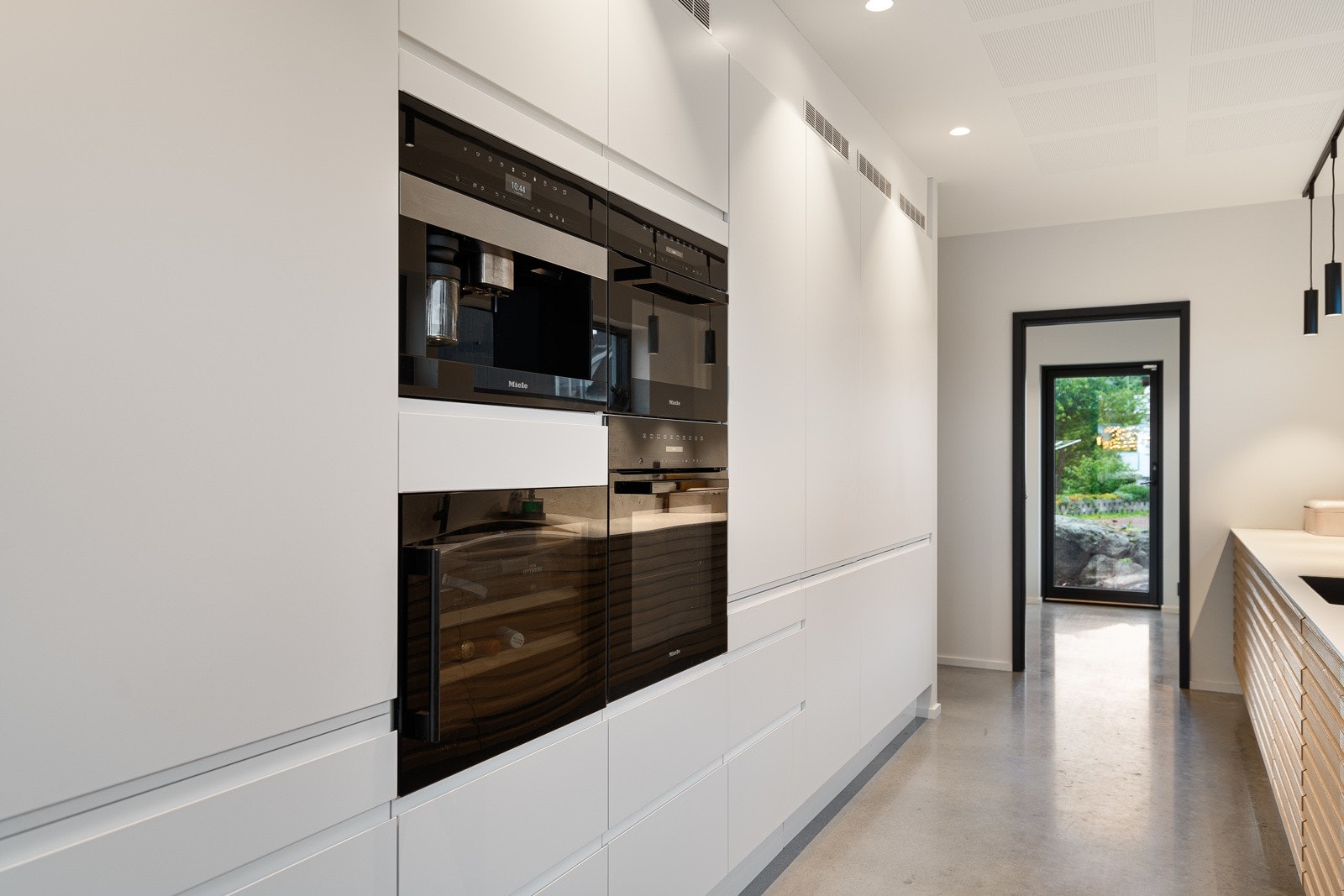 Velutstyrt kjøkken med alt av integrerte hvitevarer Galleribilde