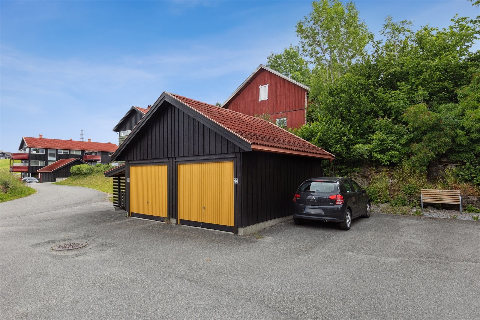 Garasje medfølger i handelen. Asfaltert gårdsplass Galleribilde