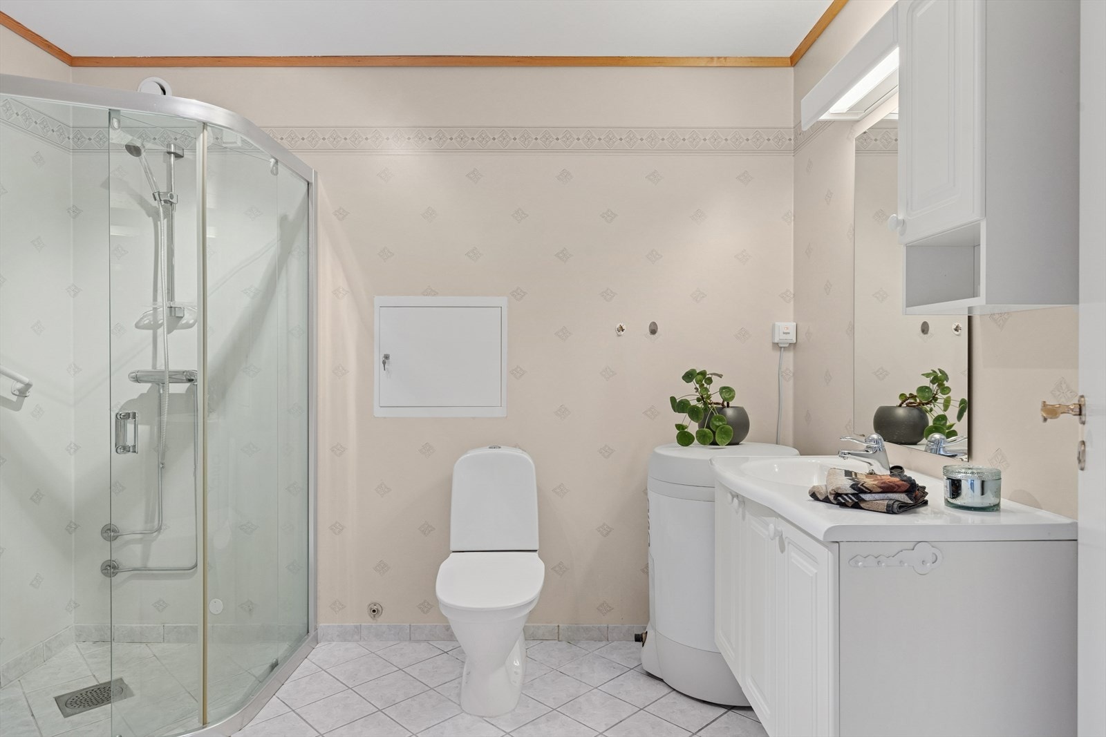 Praktisk baderom med opplegg for vaskemaskin. Galleribilde