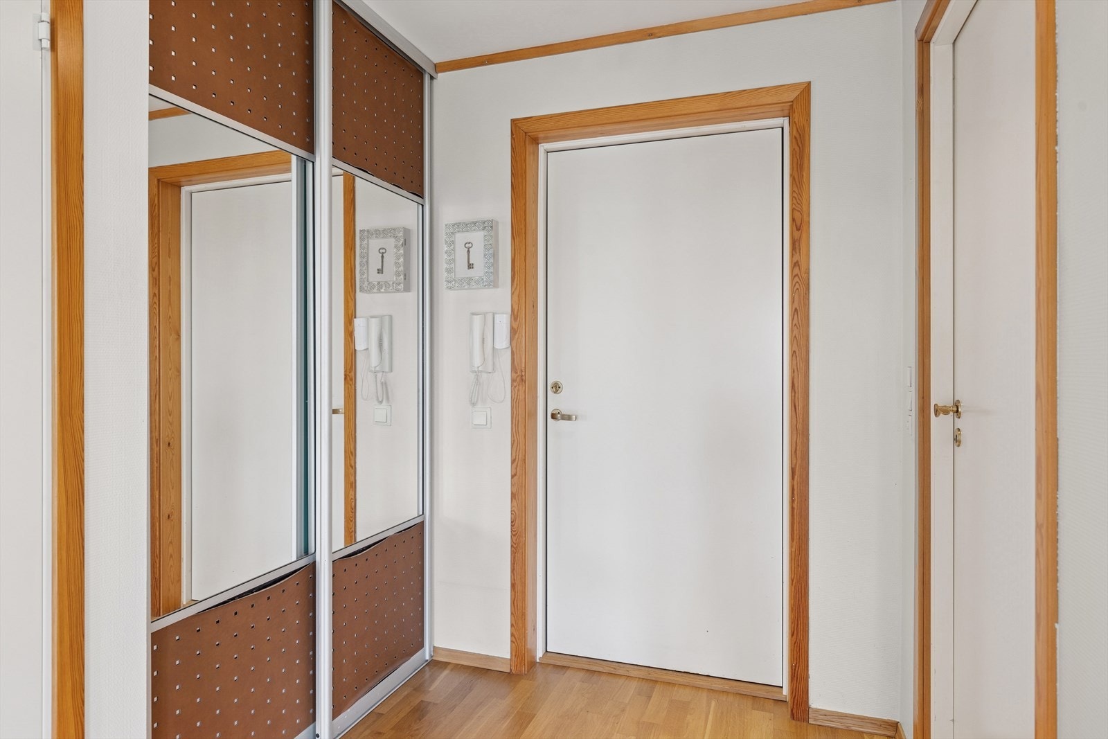 Entre med skyvedørsgarderobe Galleribilde