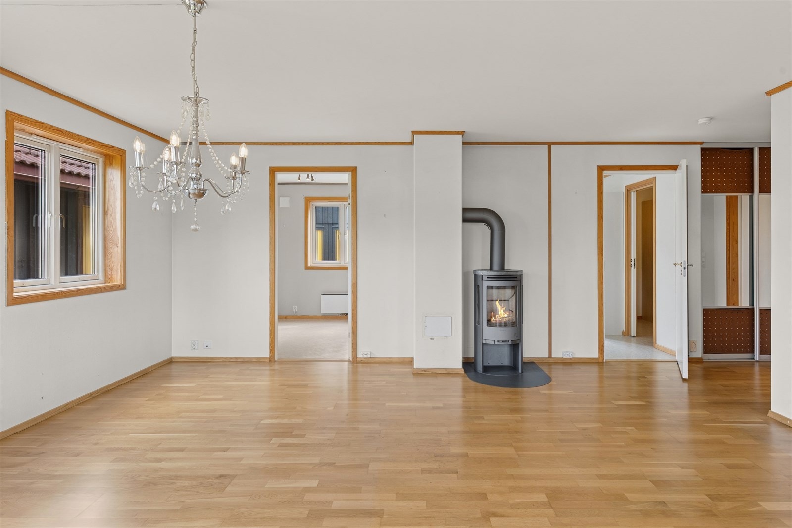 Stuen har plass til både spisestue og sofagruppe Galleribilde