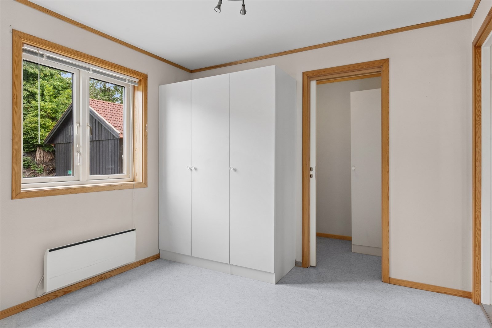 Soverom 2 med dør til garderoberom/bod Galleribilde