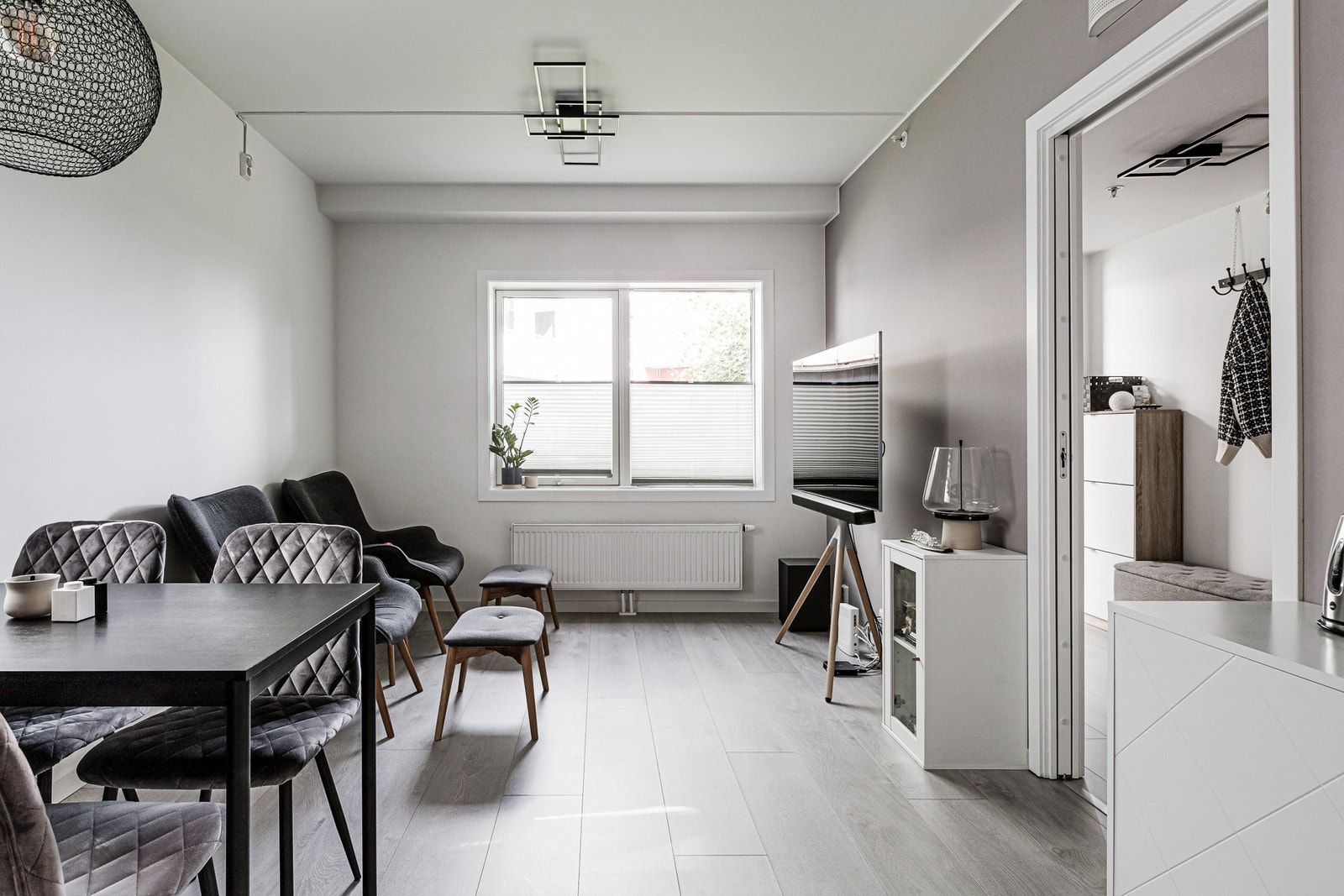 Stuen har gode vindusflater, og har plass til både sofagruppe, tv og tilhørende møblement. Galleribilde