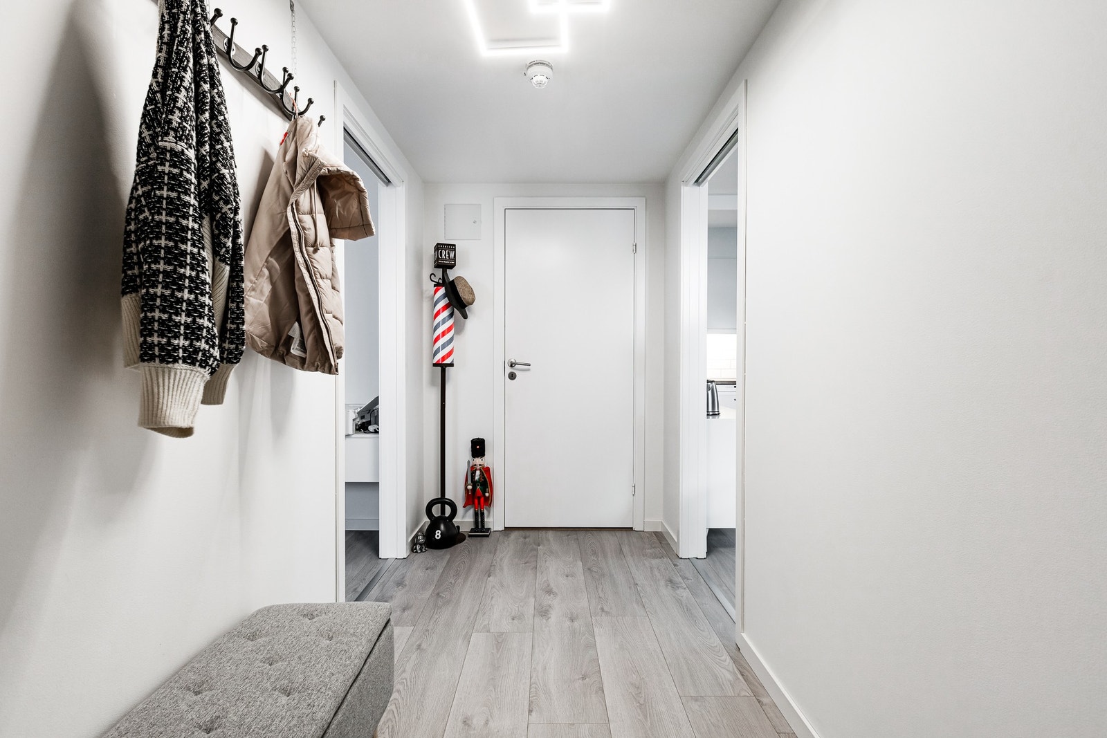 Leiligheten har en imøtekommende entré med plass til å sette fra seg sko og henge fra seg yttertøy. Galleribilde