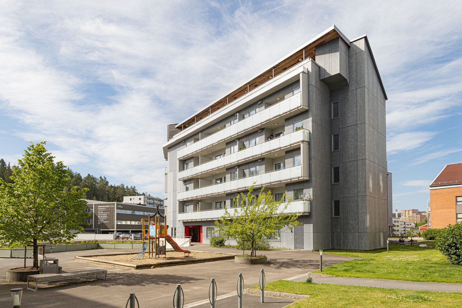 Velkommen til Kulturhusgata 21 - en lys og romslig 2-roms leilighet med nyere overflater, og en rolig og sentral beliggenhet rett ved Metro senter. Galleribilde