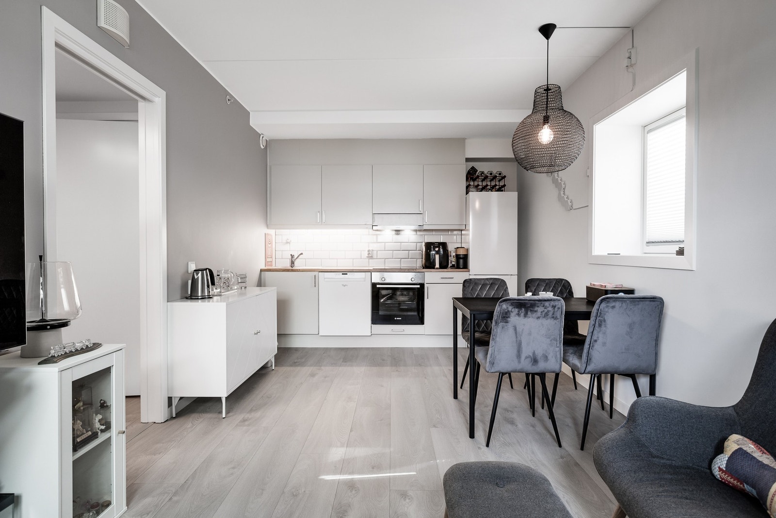 Pen kjøkkeninnredningen med nymalte fronter og hvitevarer, samt plass til et spisebord hvor hyggelige måltider kan nytes. Galleribilde
