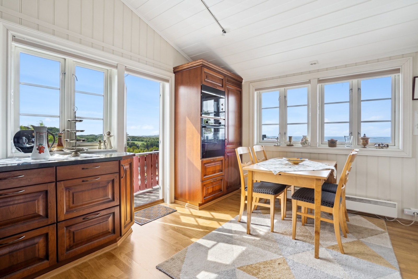 Vindusflater i flere himmelretninger gjør at kjøkkenet oppleves lyst og luftig. Galleribilde