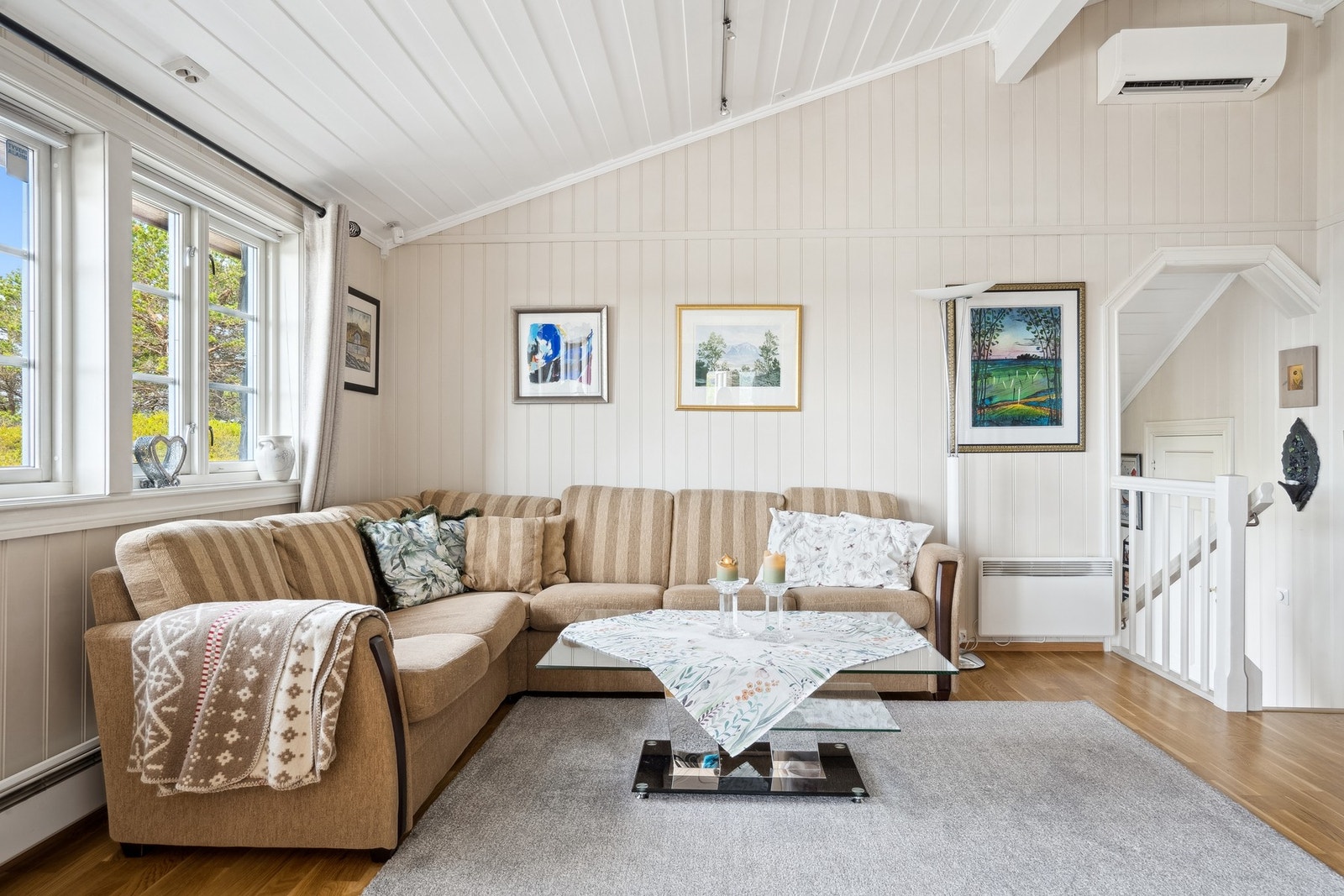 De lyse og nøytrale fargevalgene gjør det enkelt å sette sitt eget preg gjennom pynt og interiør. Galleribilde