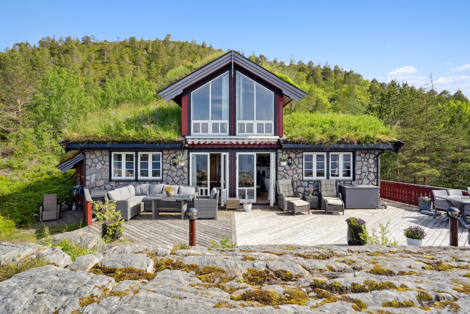 Her er det enkelt å innrede i flere soner, både med sofagruppe og sittegrupper. Galleribilde