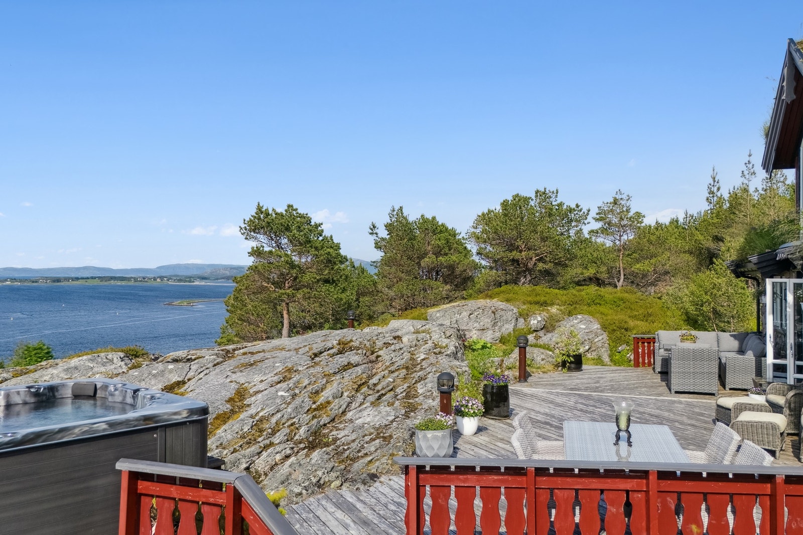 De naturlige bergene og steinene smelter sømløst sammen med terrassen og skaper et unikt uttrykk. Galleribilde