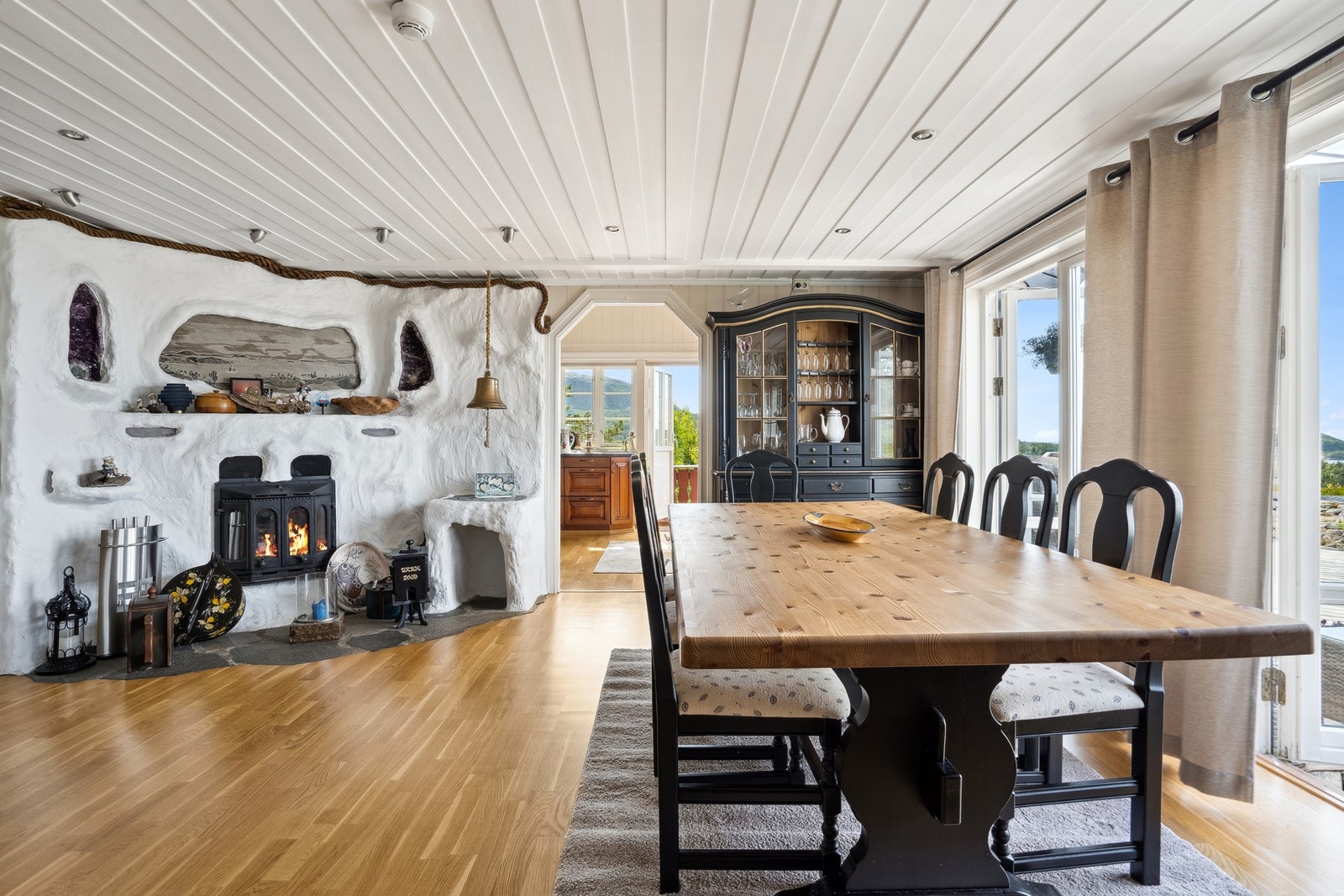 Det passer utmerket å innrede med spisegruppe mellom stue og kjøkken. Galleribilde