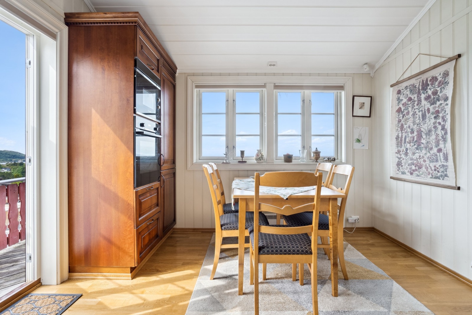 Her er det plass til spisegruppe i tilknytning til kjøkkenet. Galleribilde