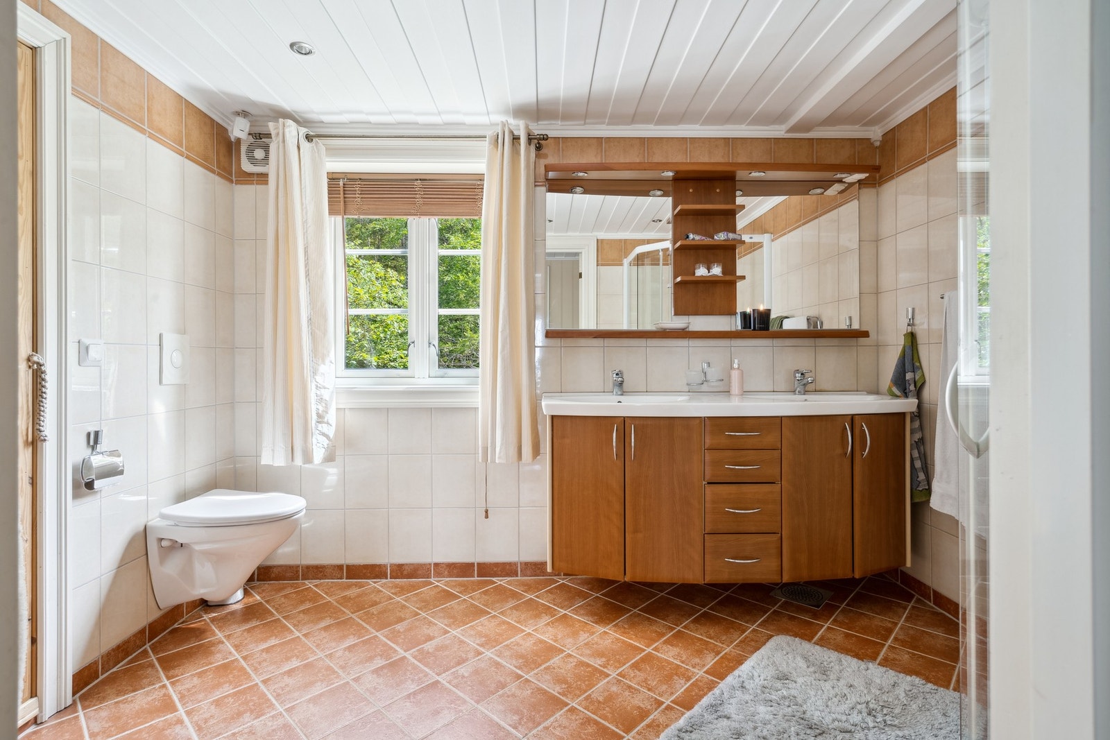 Det er to romslige bad i hver etasje. Galleribilde