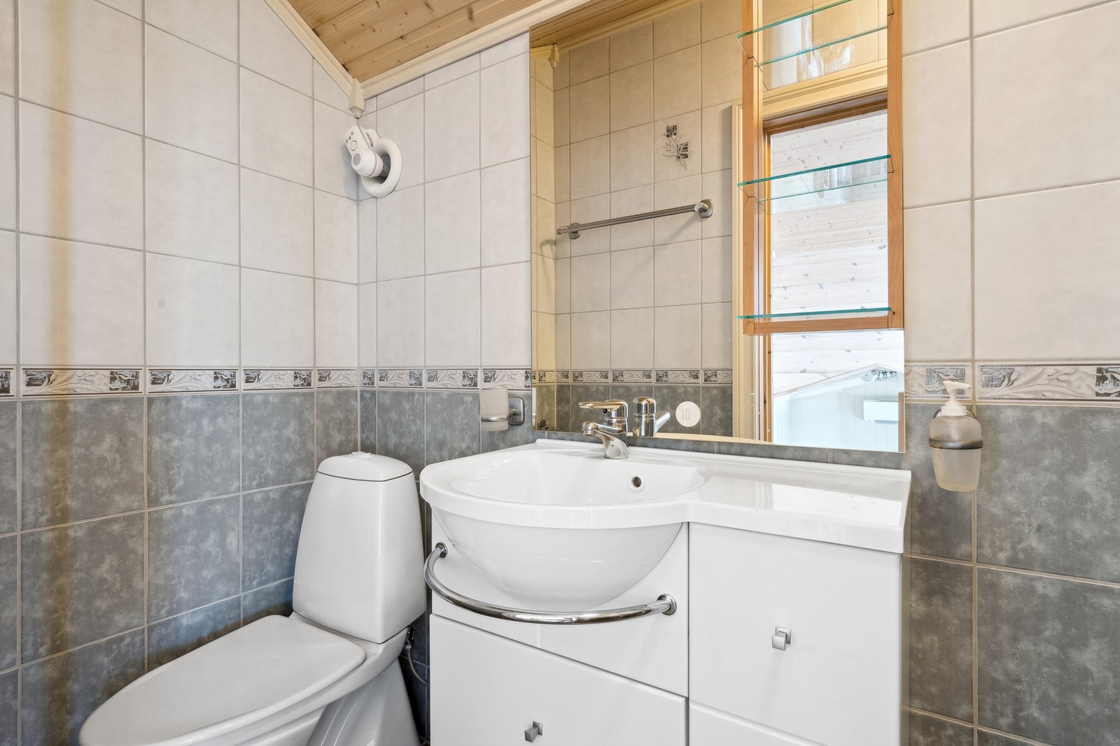 Begge badene er flislagt på gulv og vegg, samt gulvvarme. Galleribilde