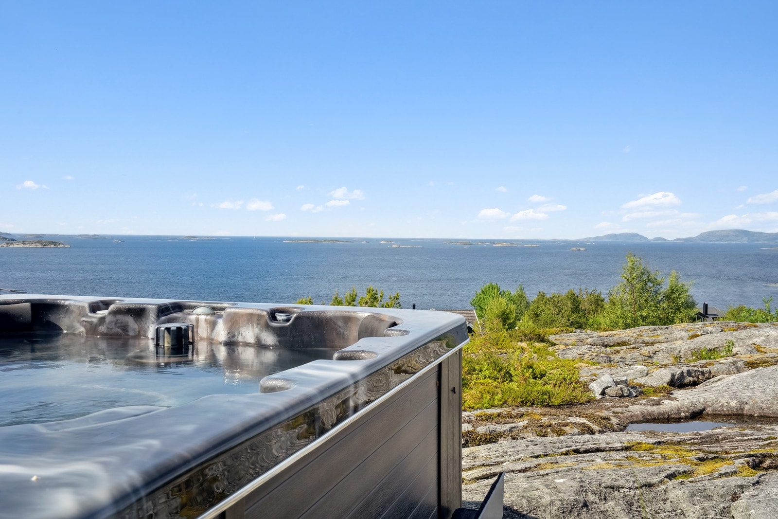 En sjarmerende fritidsbolig med nydelig beliggenhet og vakker utsikt mot sjøen. Galleribilde