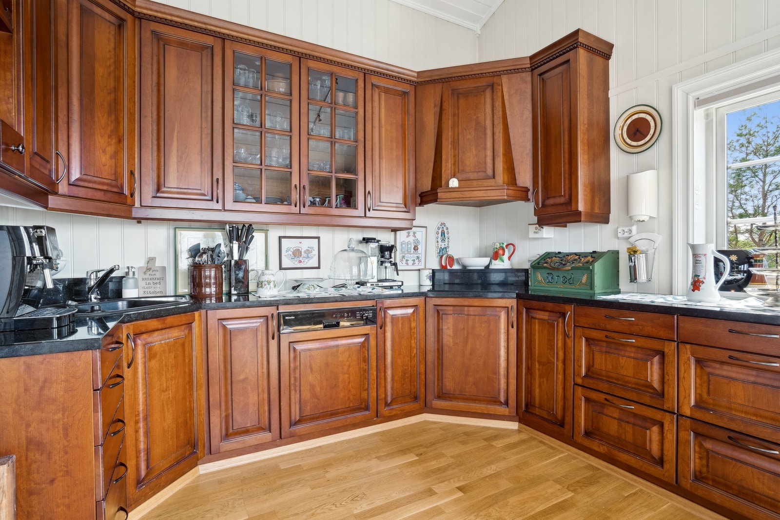 Klassisk kjøkken med profilerte fronter. Galleribilde