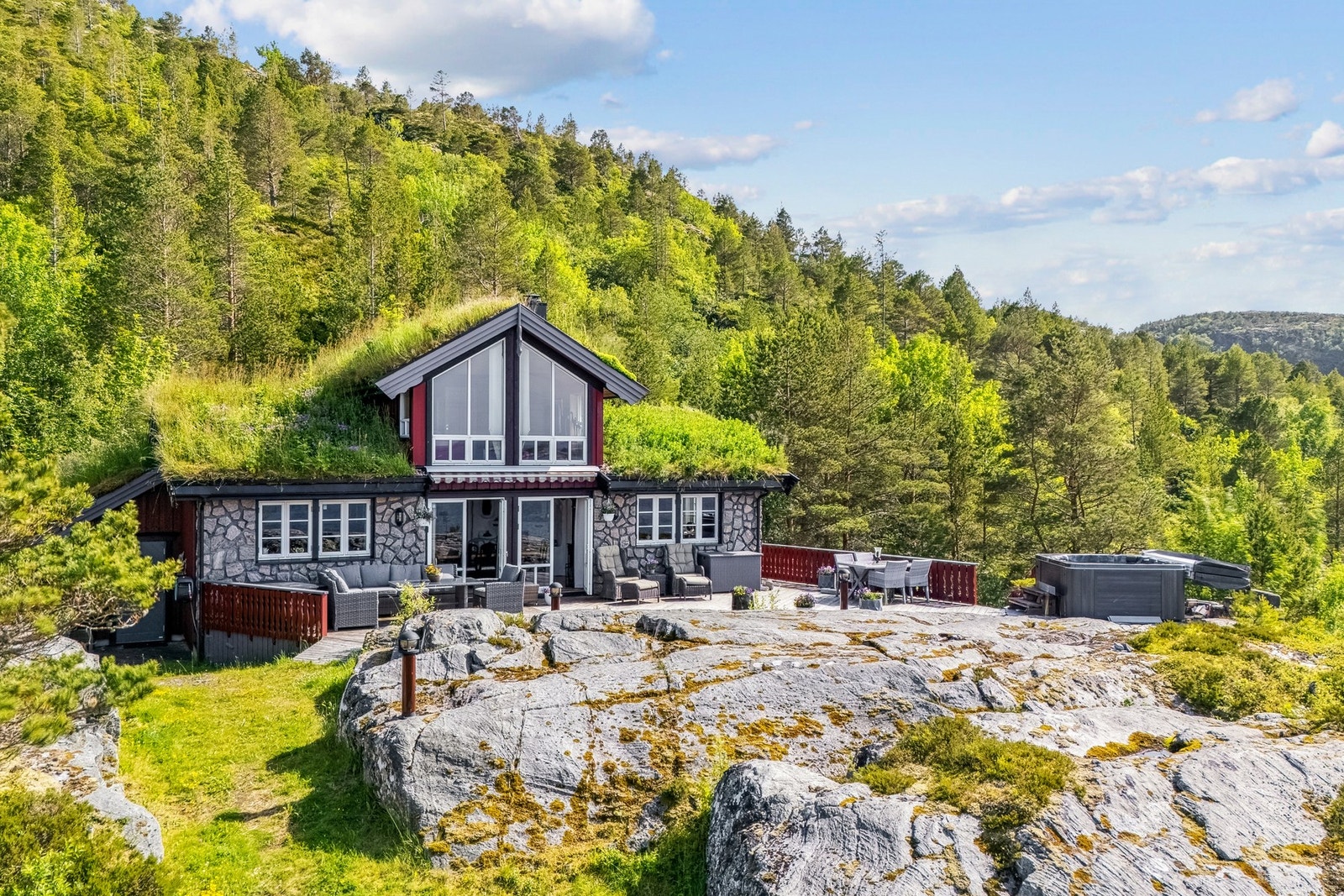Flott uteområde med terrasse på flere nivåer, perfekt for å skape ulike soner med sittegrupper, grillplass og jacuzzi. Galleribilde