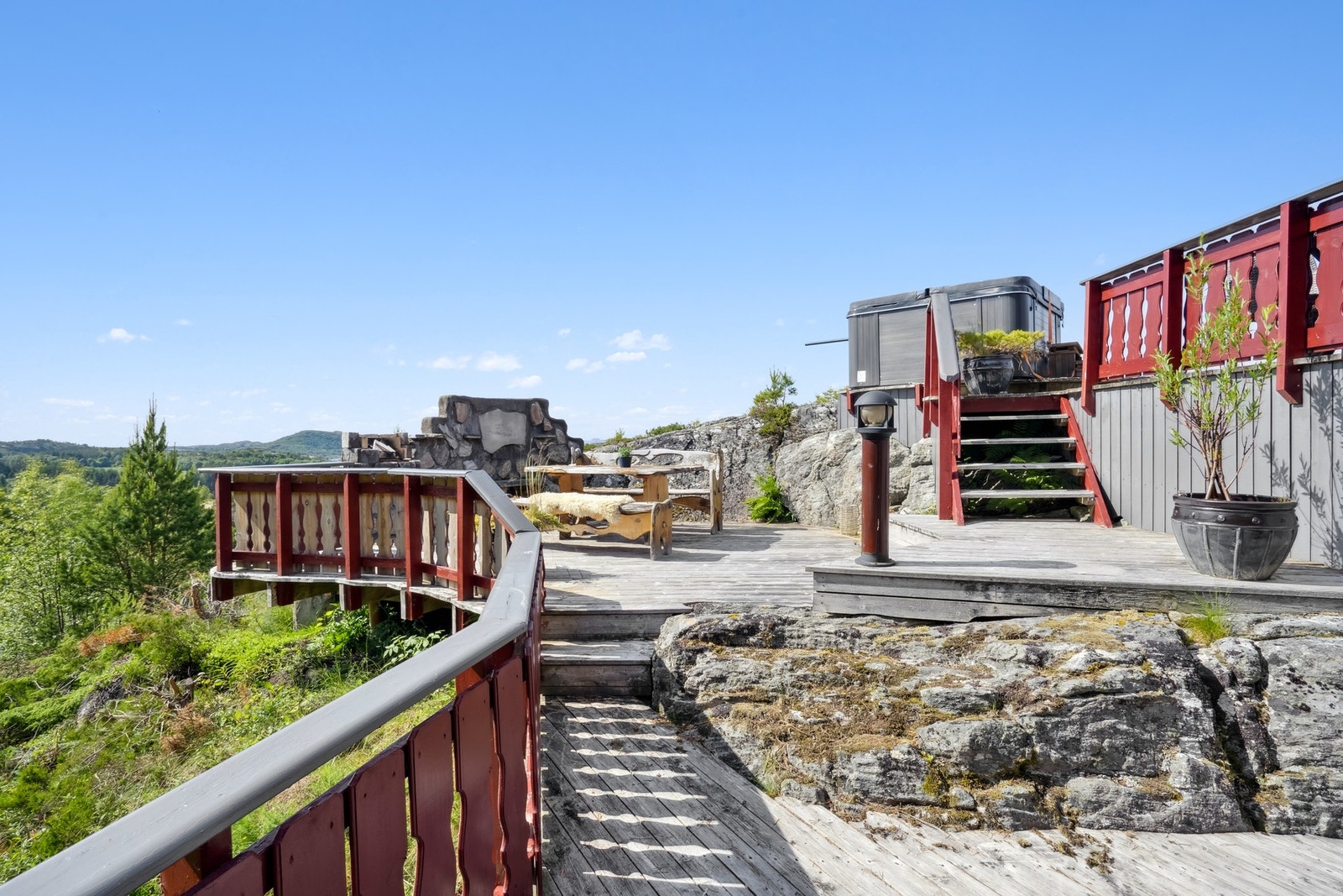 Uteplassen er vakkert tilpasset terrenget og har trapper som binder de ulike nivåene sammen. Galleribilde