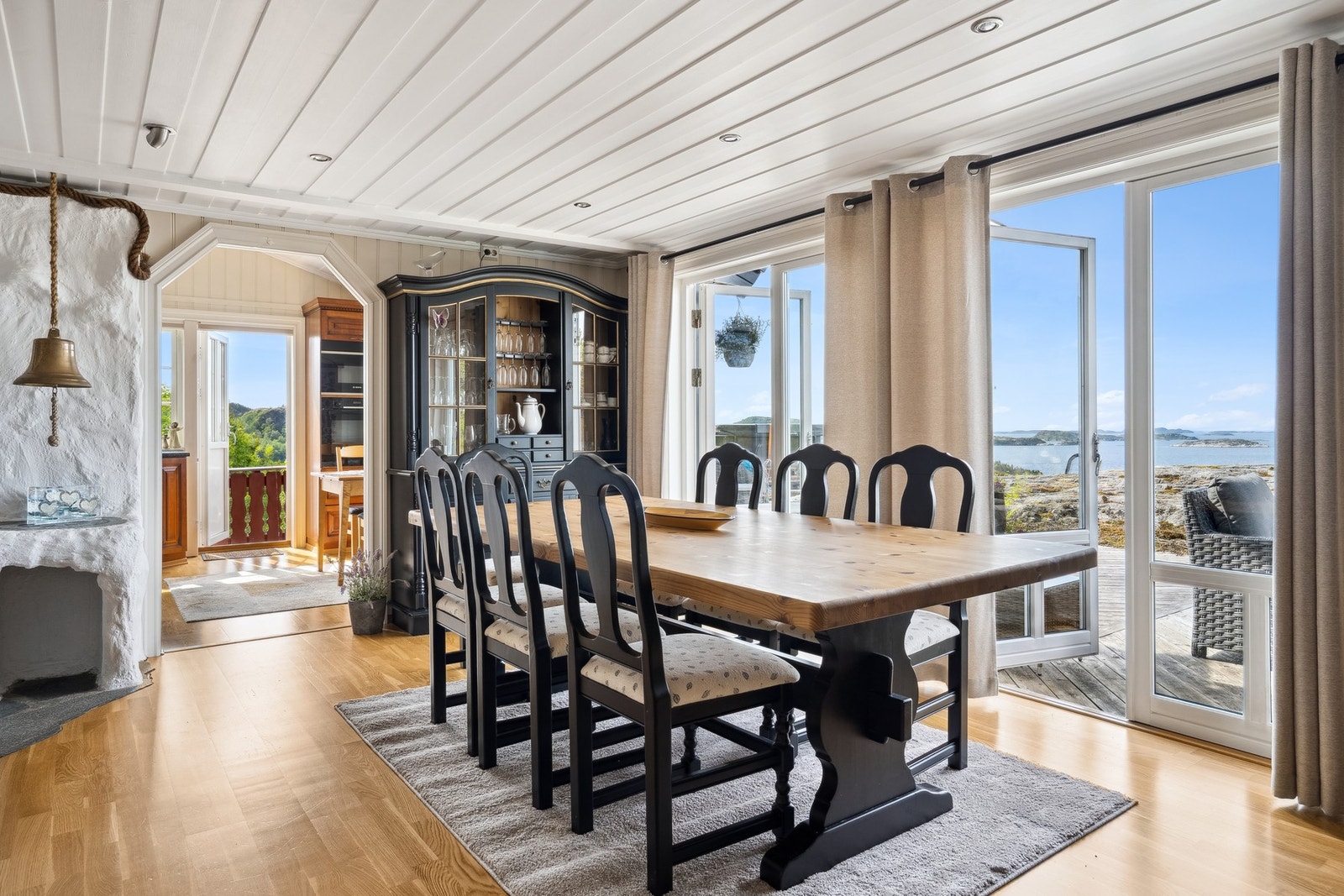 Fra stue og kjøkken er det utgang til sjarmerende og flotte uteområder. Galleribilde