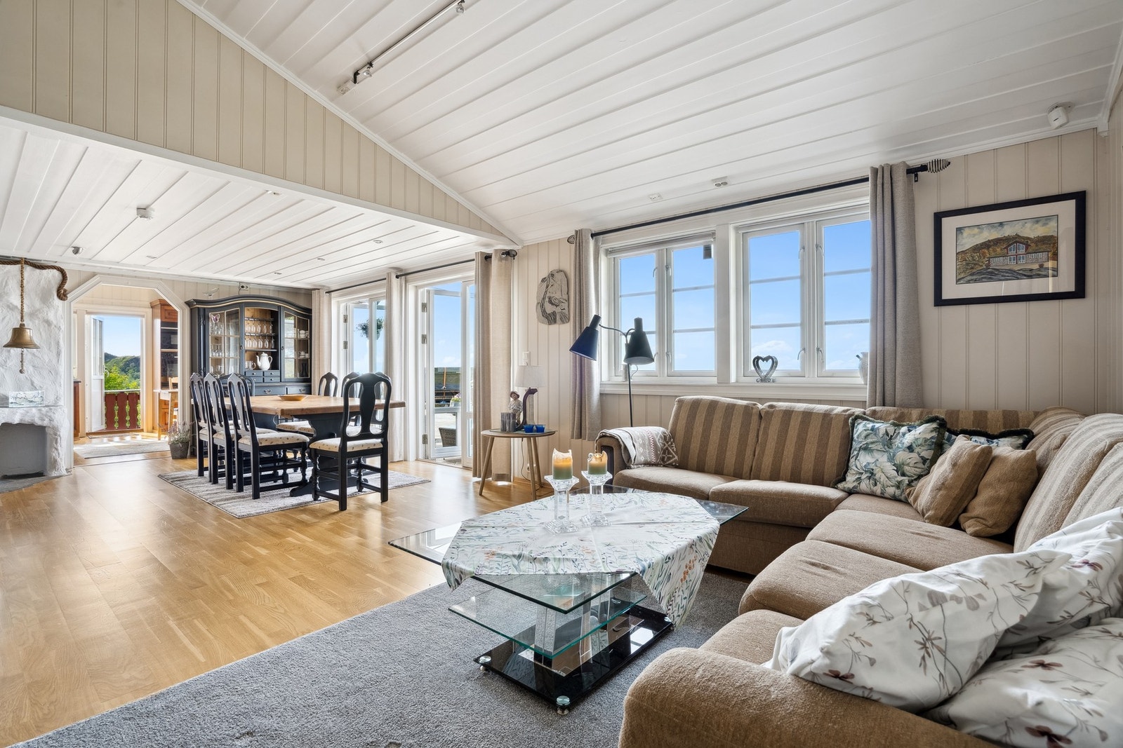 I hovedetasjen finner du en romslig og lys stue med fine soner for både sofagruppe og spiseplass. Galleribilde