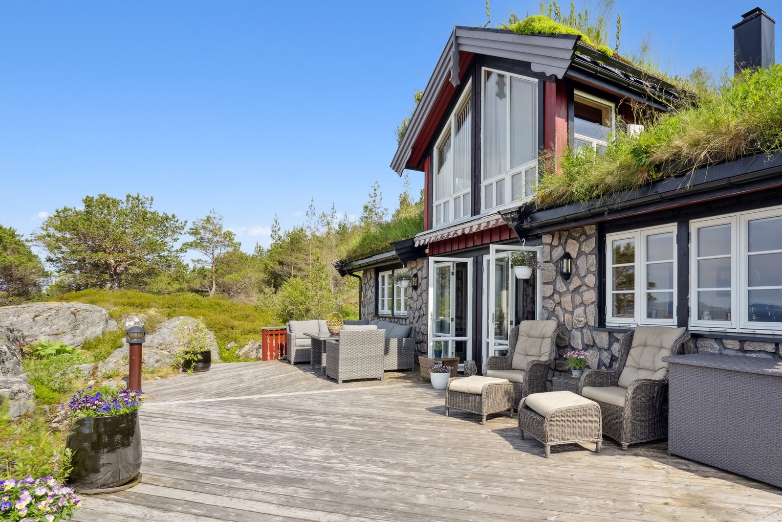 Boligen har en fredelig og skjermet beliggenhet uten innsyn fra naboer. Galleribilde