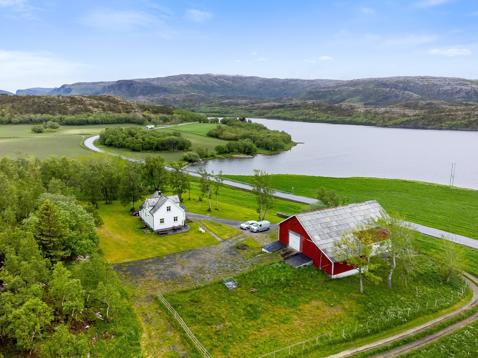 Eiendommen ligger ca. 7,1 km sør for Vik, kommunesenteret i Sømna. Galleribilde