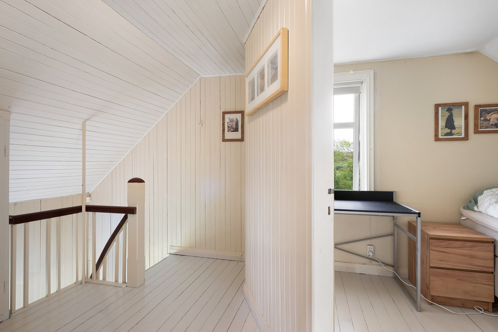 Loftsetasjen inneholder en gang med inngang til 4 soverom. Galleribilde