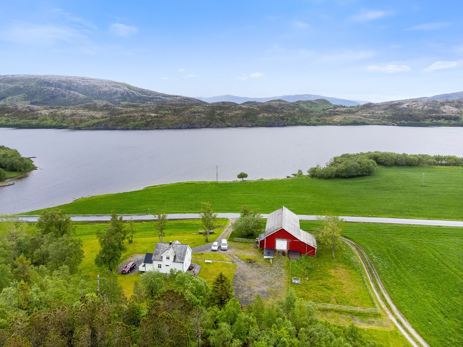 Driftsbygning/fjøs med strøm, innredet rom i nedre etasjen og rikelig med lagringsplass. Galleribilde