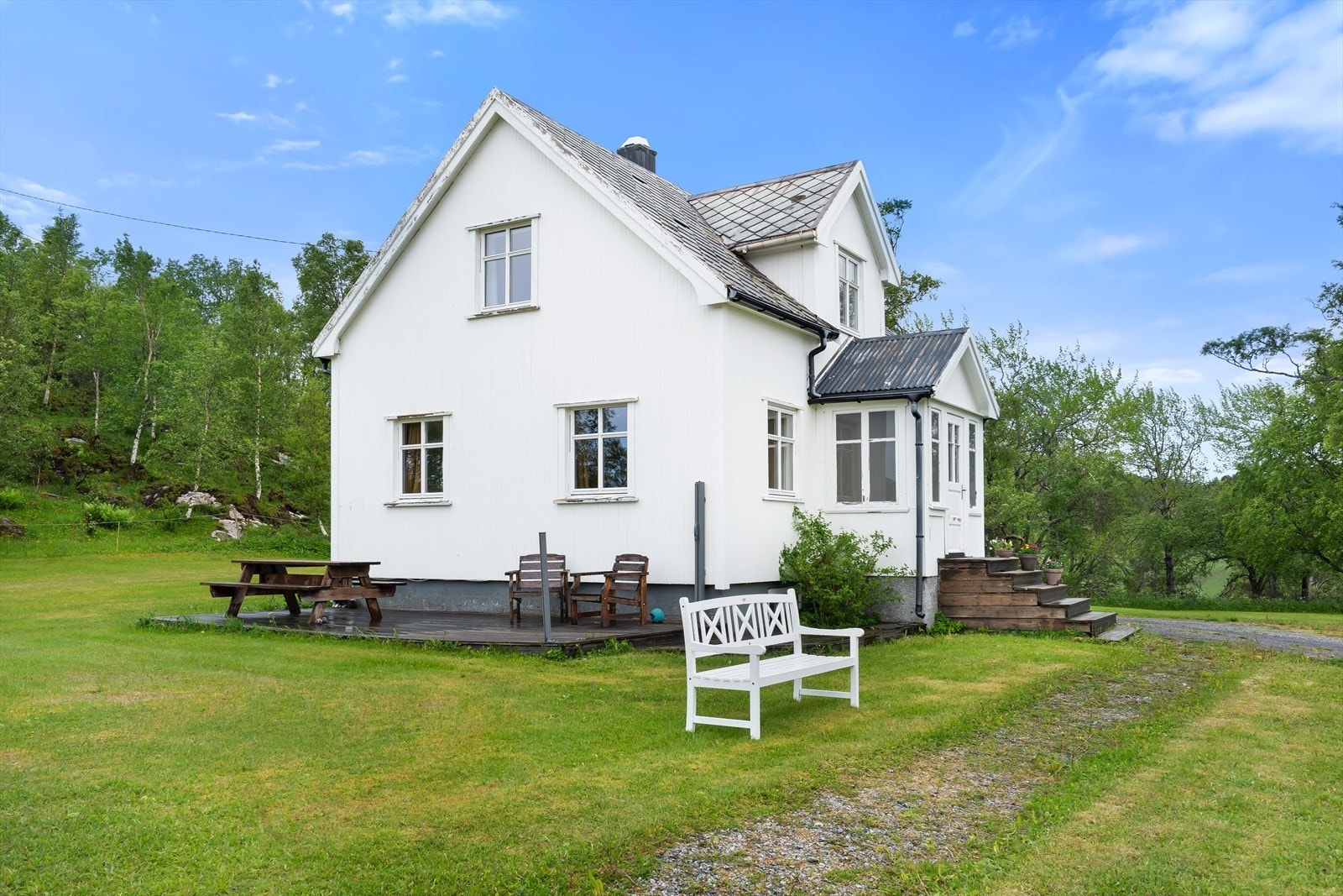 Eneboligen går over to etasjer med kjeller under, og fremstår med en funksjonell planløsning. Galleribilde