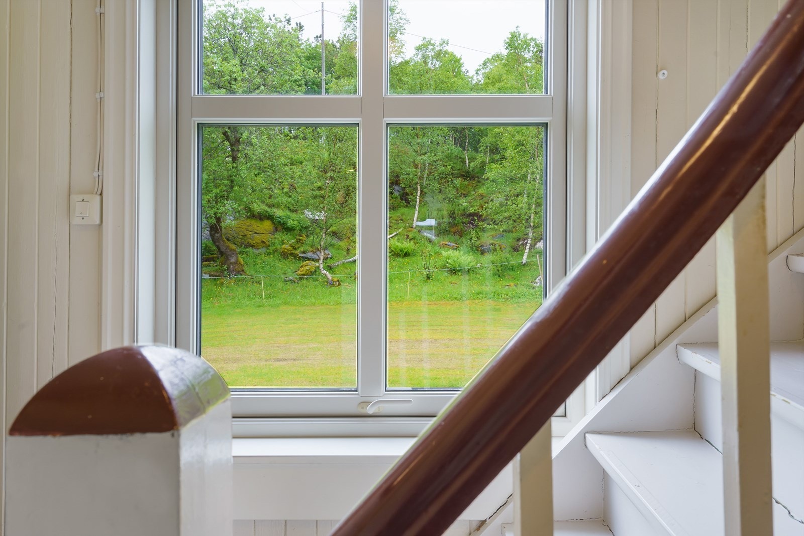 Bygningen har i hovedsak malte trevinduer med 2-lags glass fra 2008 og 2014. Galleribilde