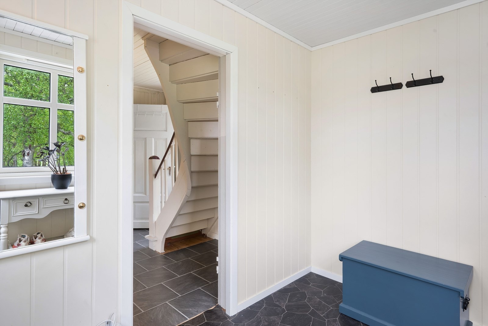 Tilbygd vindfang i nord benyttes som hovedinngang. Galleribilde