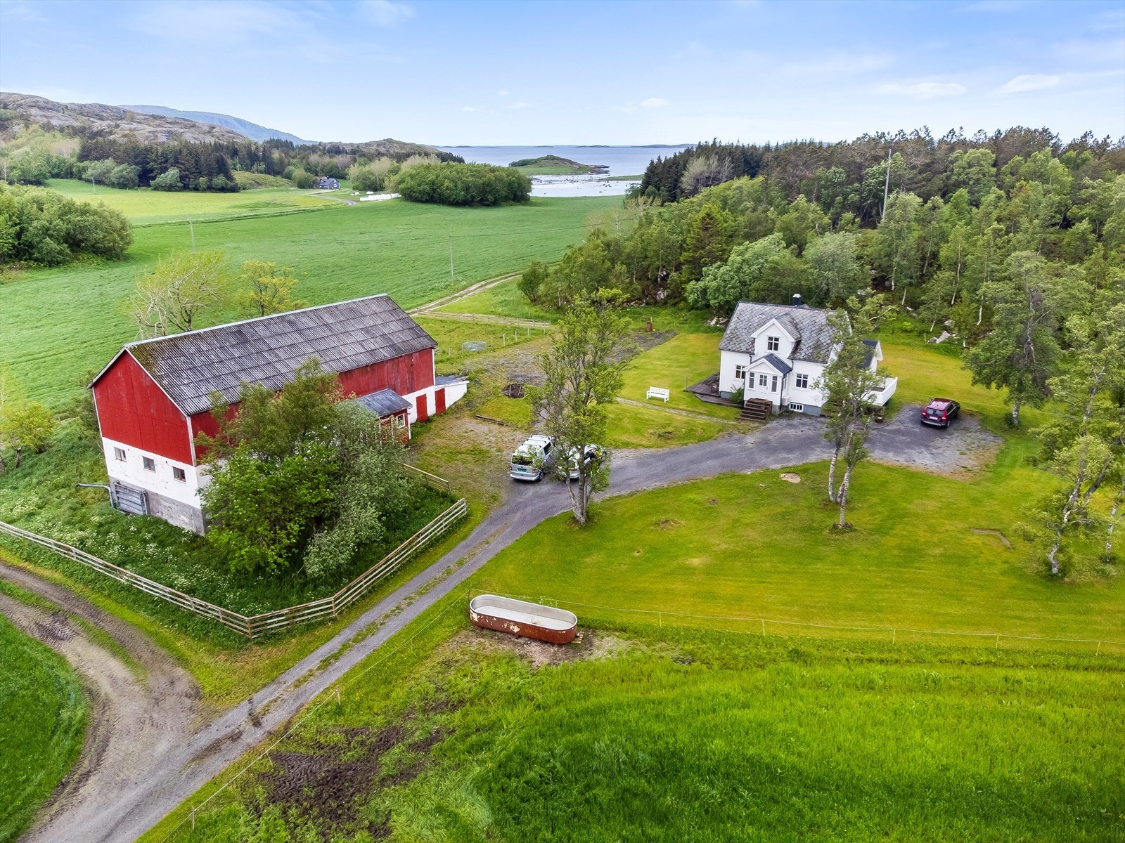 Solrikt området, vidstrakt utsikt over omkringliggende områder. Galleribilde