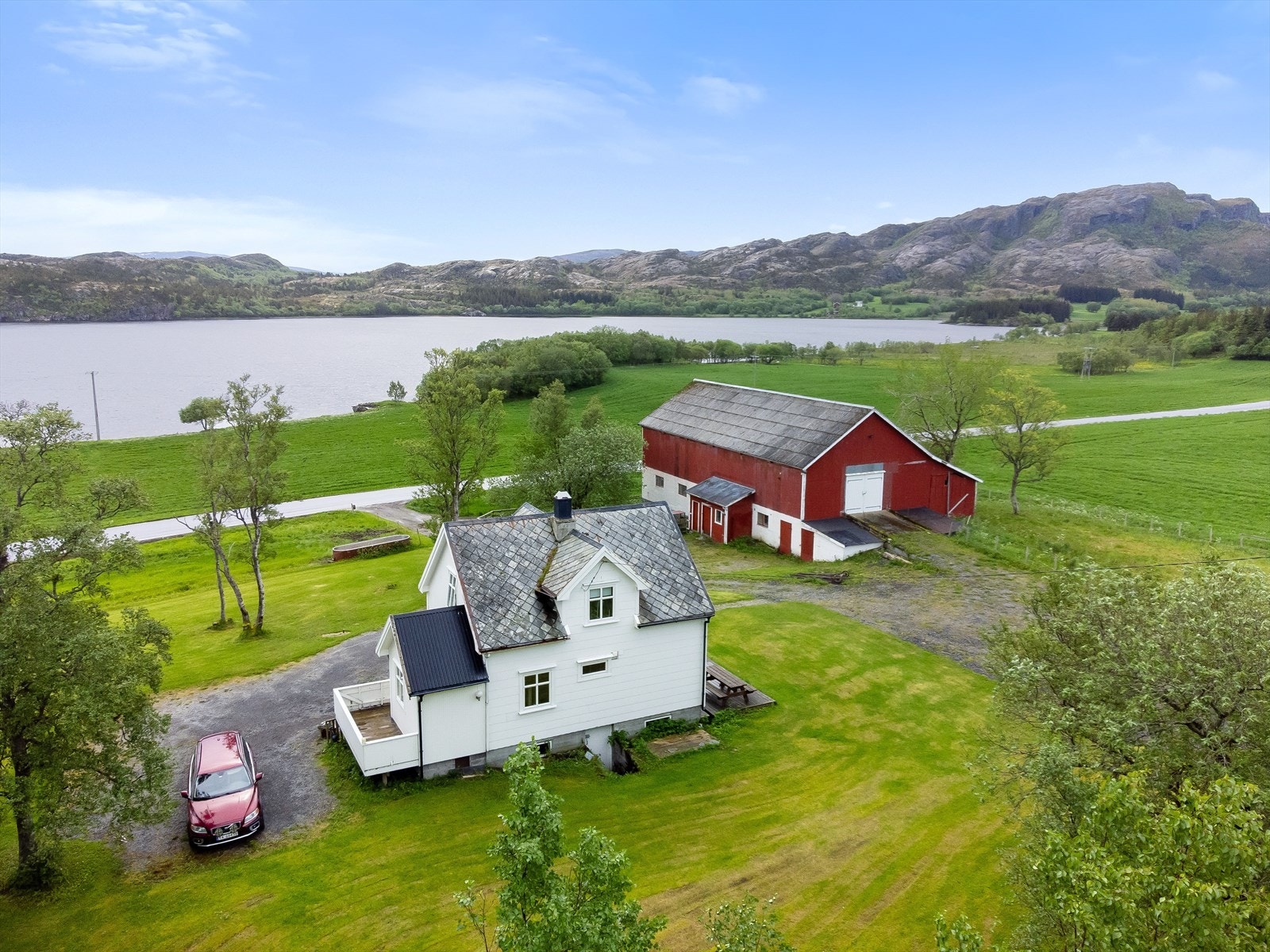 Velkommen til Kystveien 24 som her presenteres av Eiendomsmegler Elin Edblad - Rede Eiendomsmegling Galleribilde