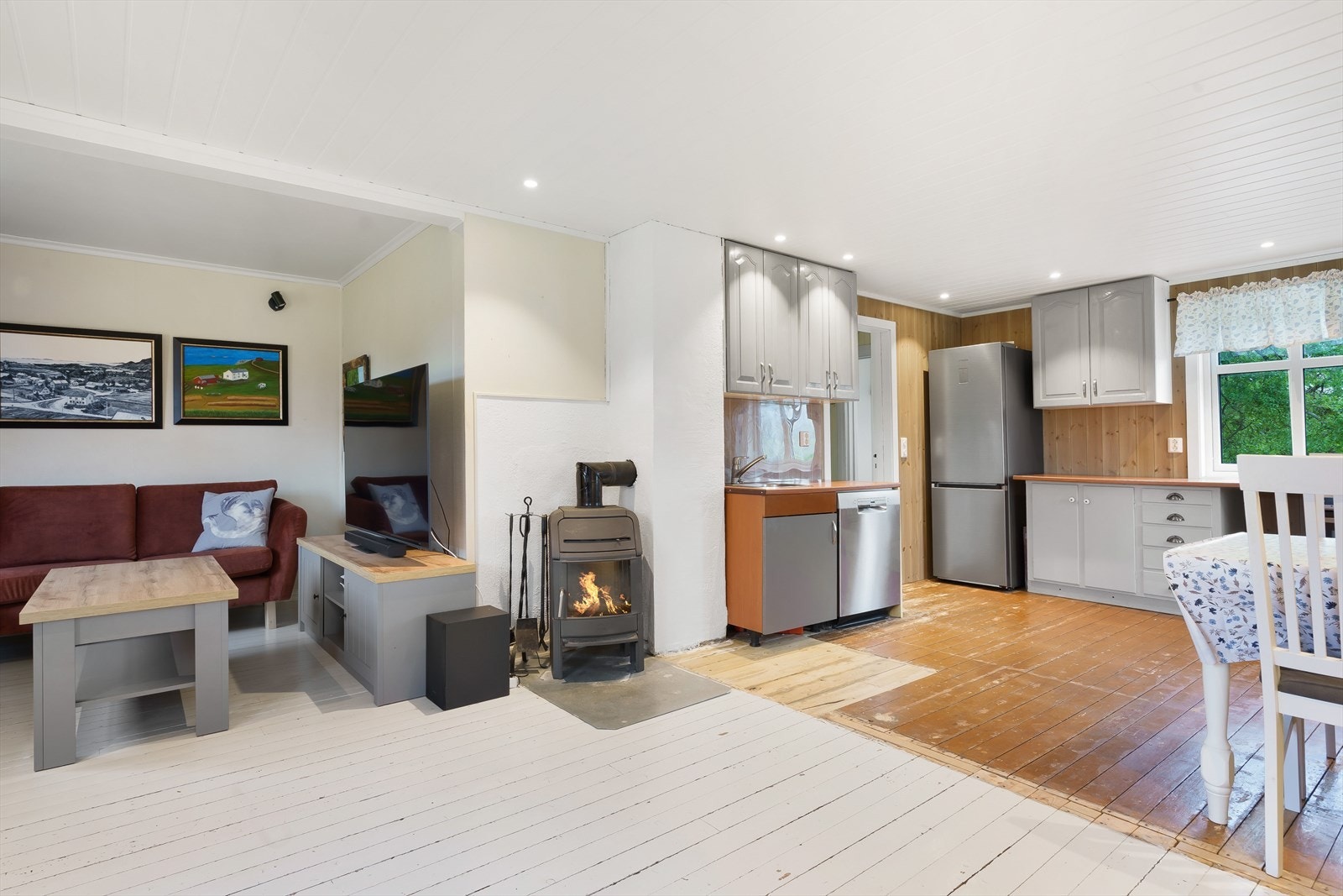 Kjøkkenet har plass til komfyr og kjøleskap, samt opplegg for oppvaskmaskin. Galleribilde