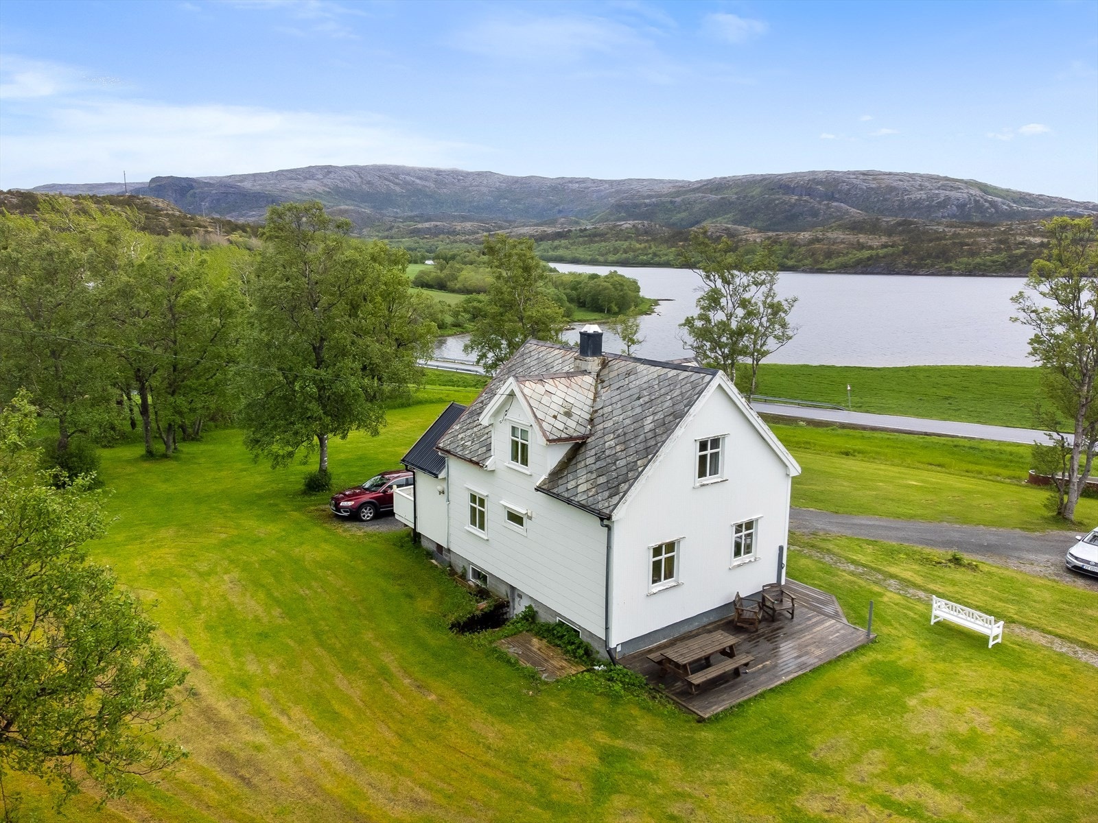 Eiendommen ligger naturskjønt og åpent til i landlige omgivelser med flott utsikt mot både fjell og sjø. Galleribilde