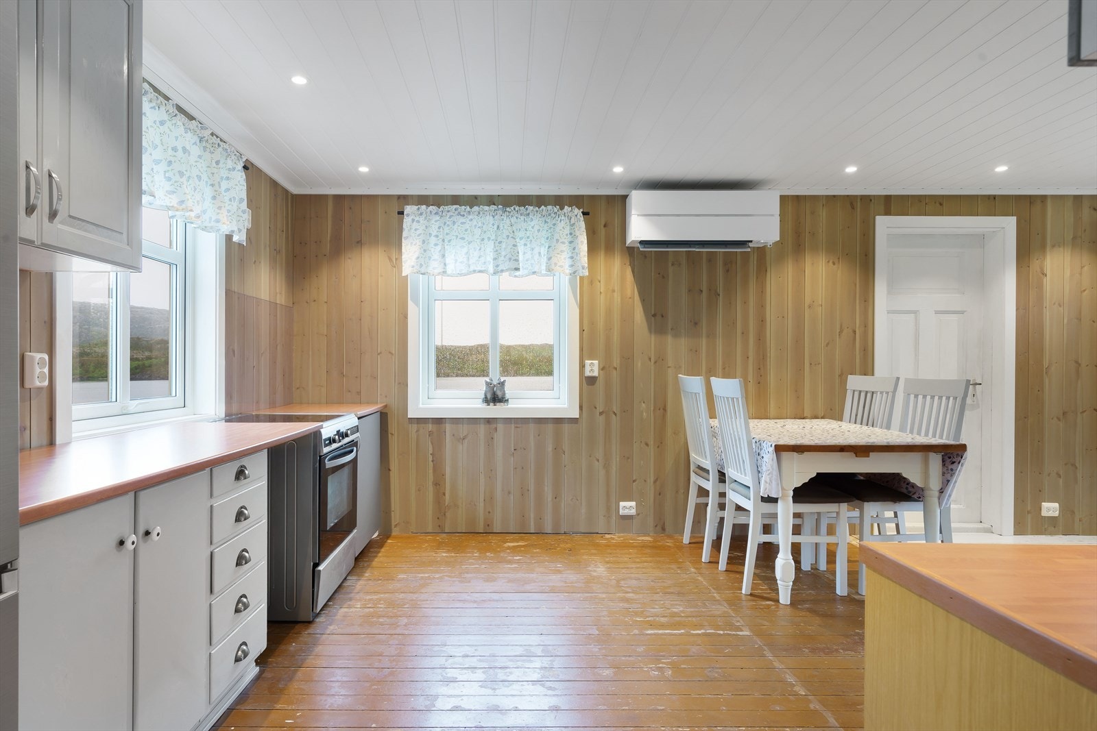 Det er installert en brukt, men funksjonell kjøkkeninnredning med skap i ulik utførelse, både over- og underskap, og laminert benkeplate. Galleribilde