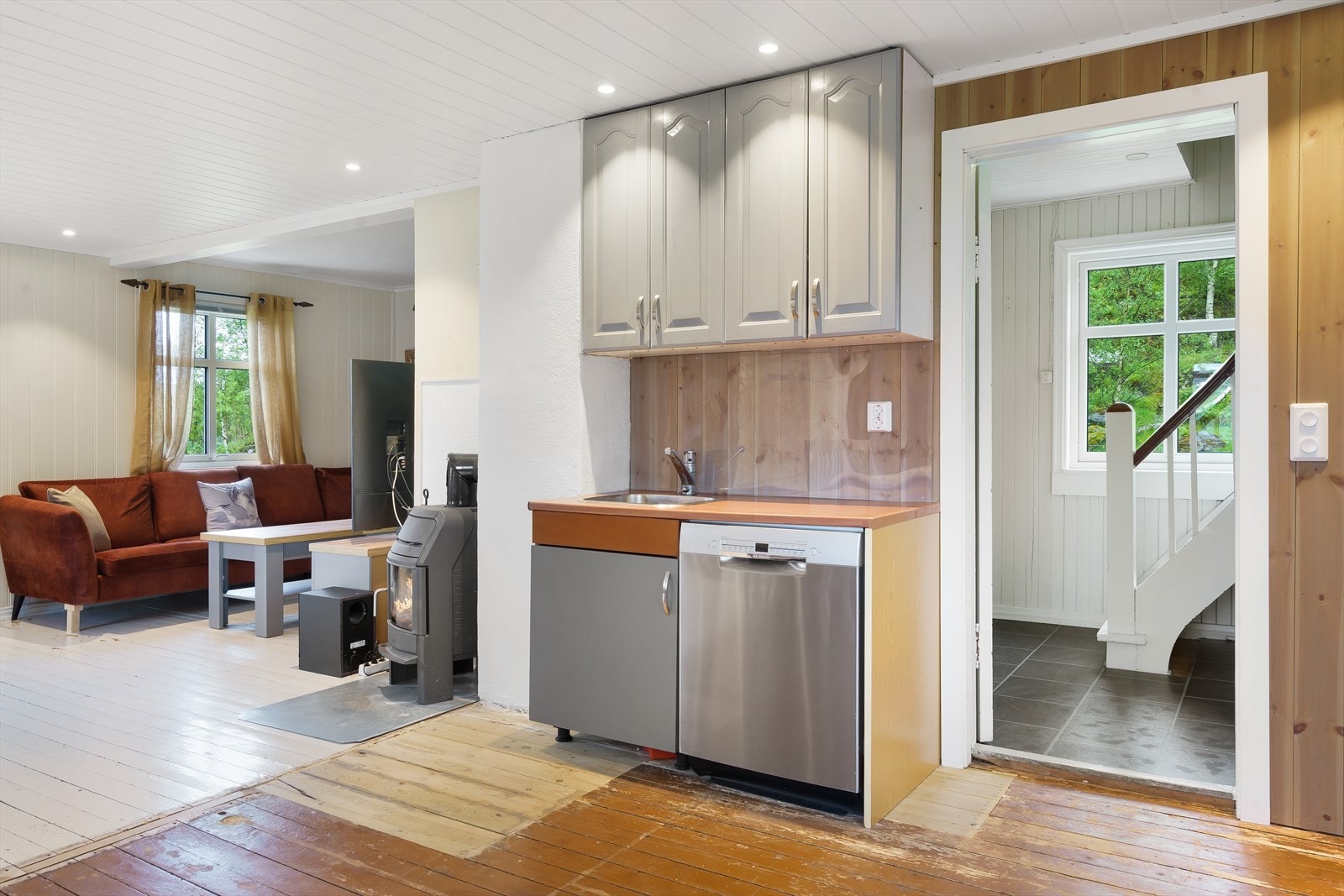 Kjøkkenet er delvis renovert og oppgradert med blant annet ny himling med integrerte downlights og enkelte nye overflater. Galleribilde