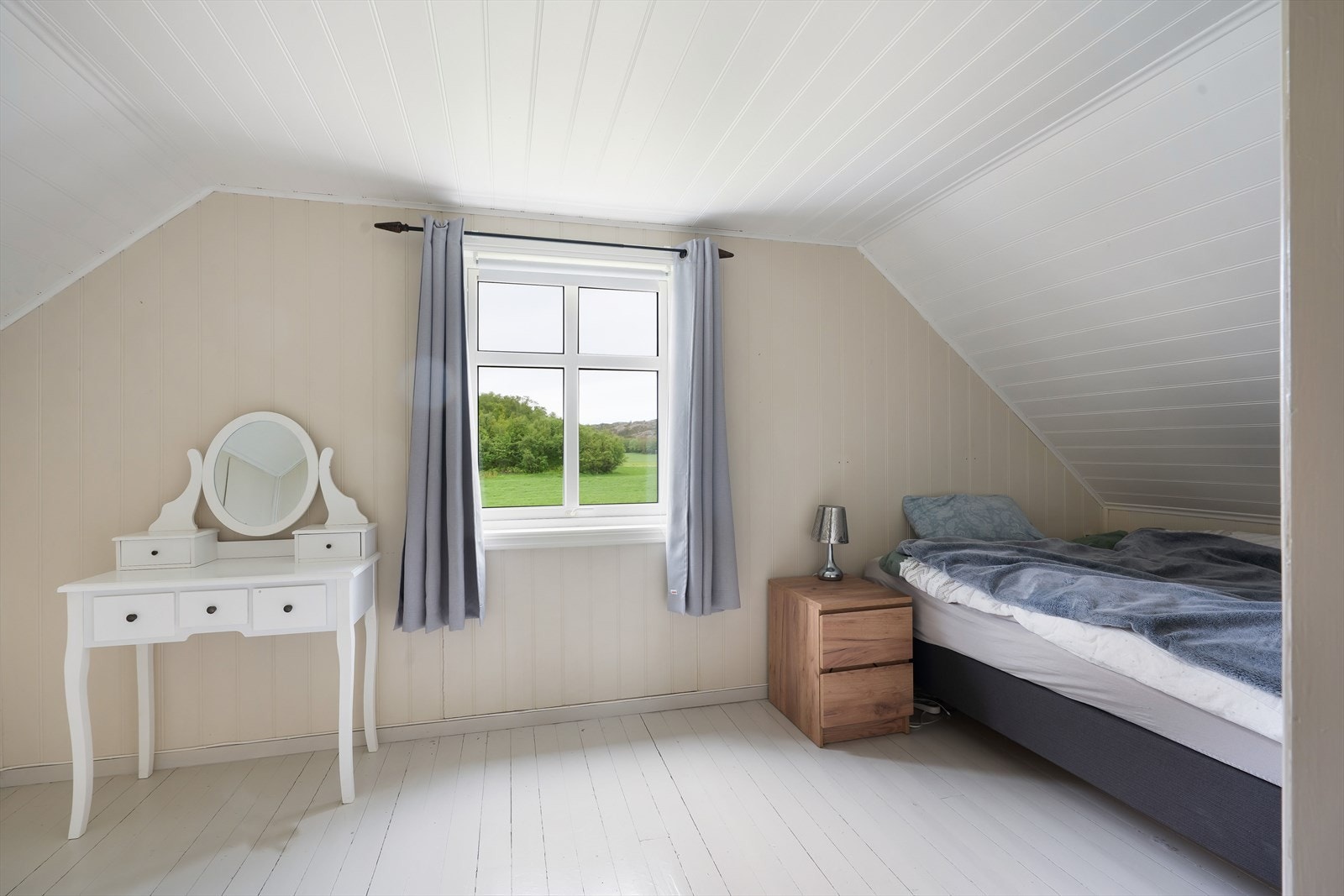 Det største rommet (soverom 4) ligger mot sør og har god plass som både hovedsoverom eller alternativt loftstue. Galleribilde