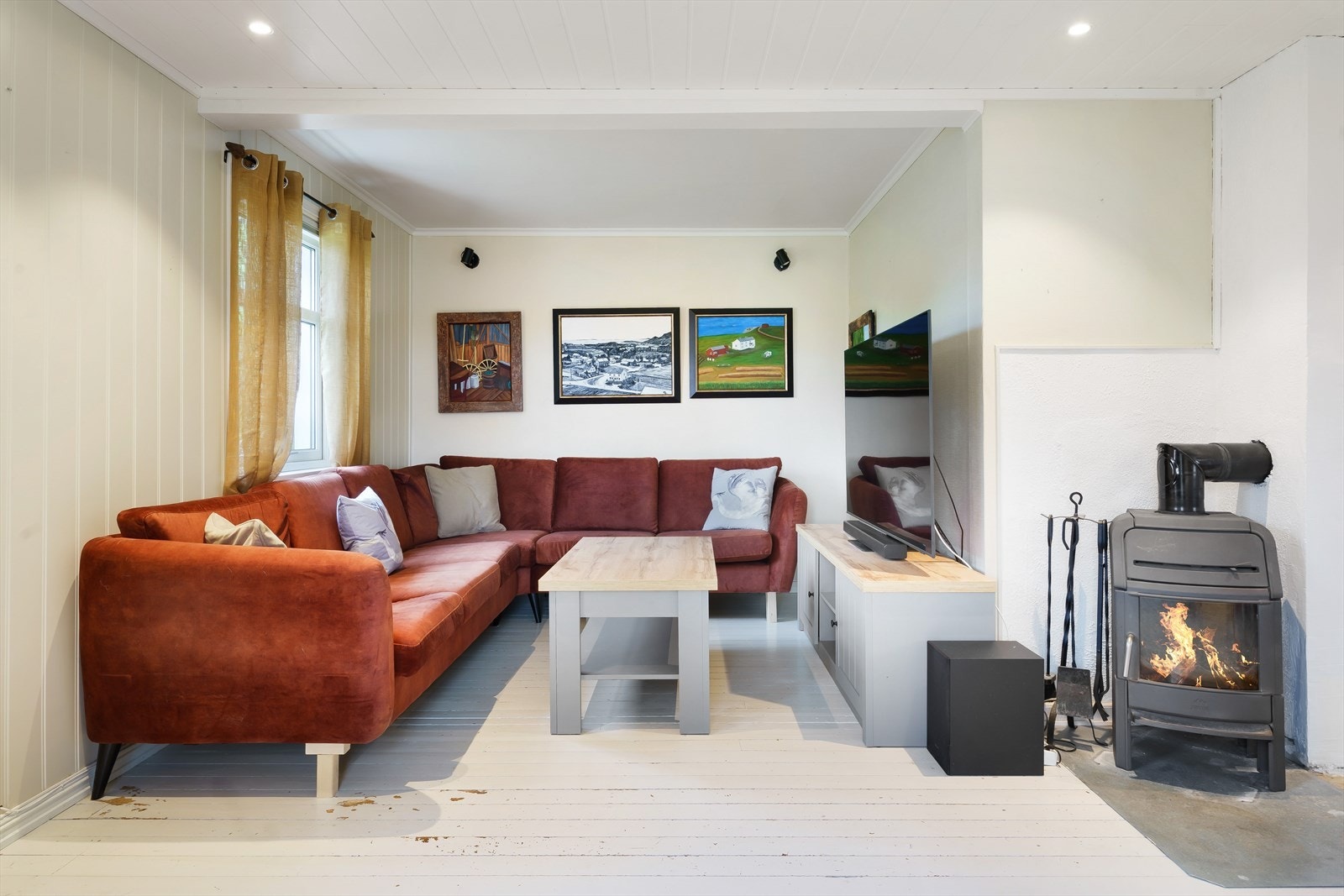 Kjøkkenet er åpent mot stuen, noe som gir en god romfølelse og gjennomlys fra flere vinduer på tvers av rommene. Galleribilde