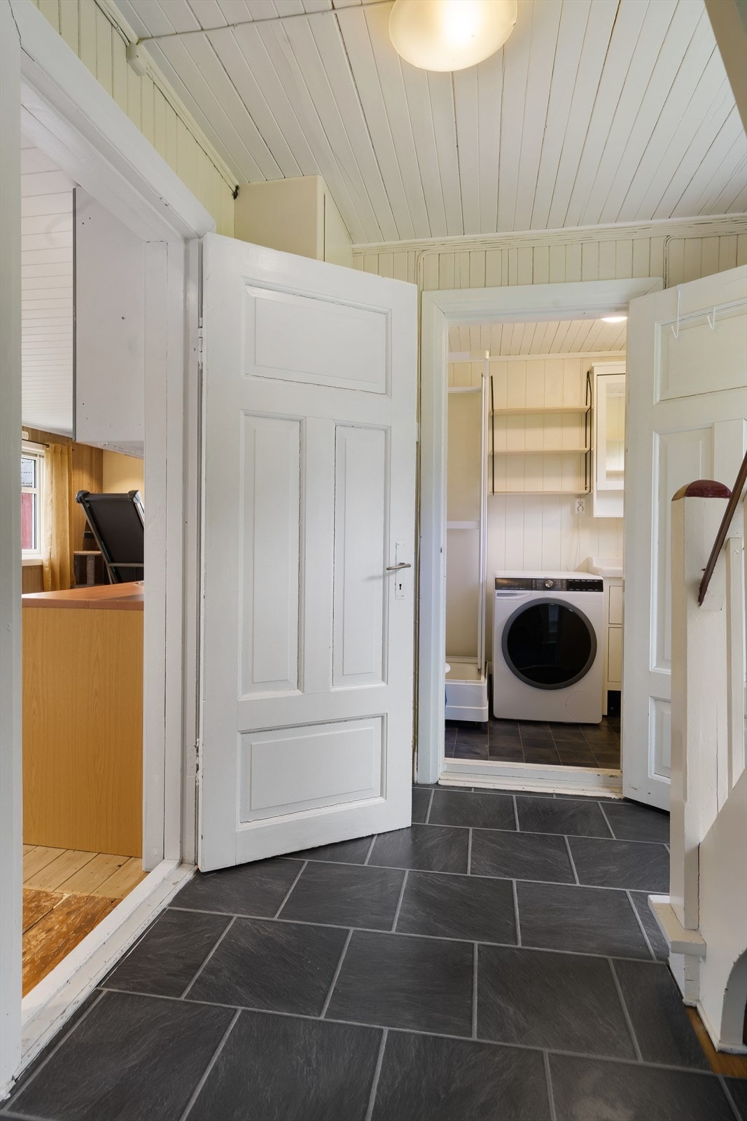 Gang i hovedetasjen med inngang til kjøkken og bad, samt trapp opp til loftsetasjen. Galleribilde