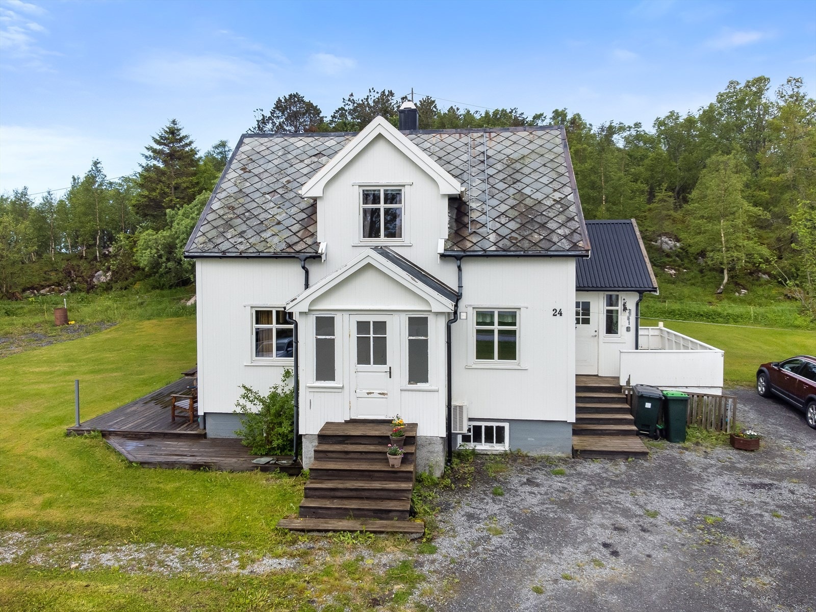 Sjarmerende våningshus fra 1947 med tilbygd vindfang fra ca. 2008. Galleribilde