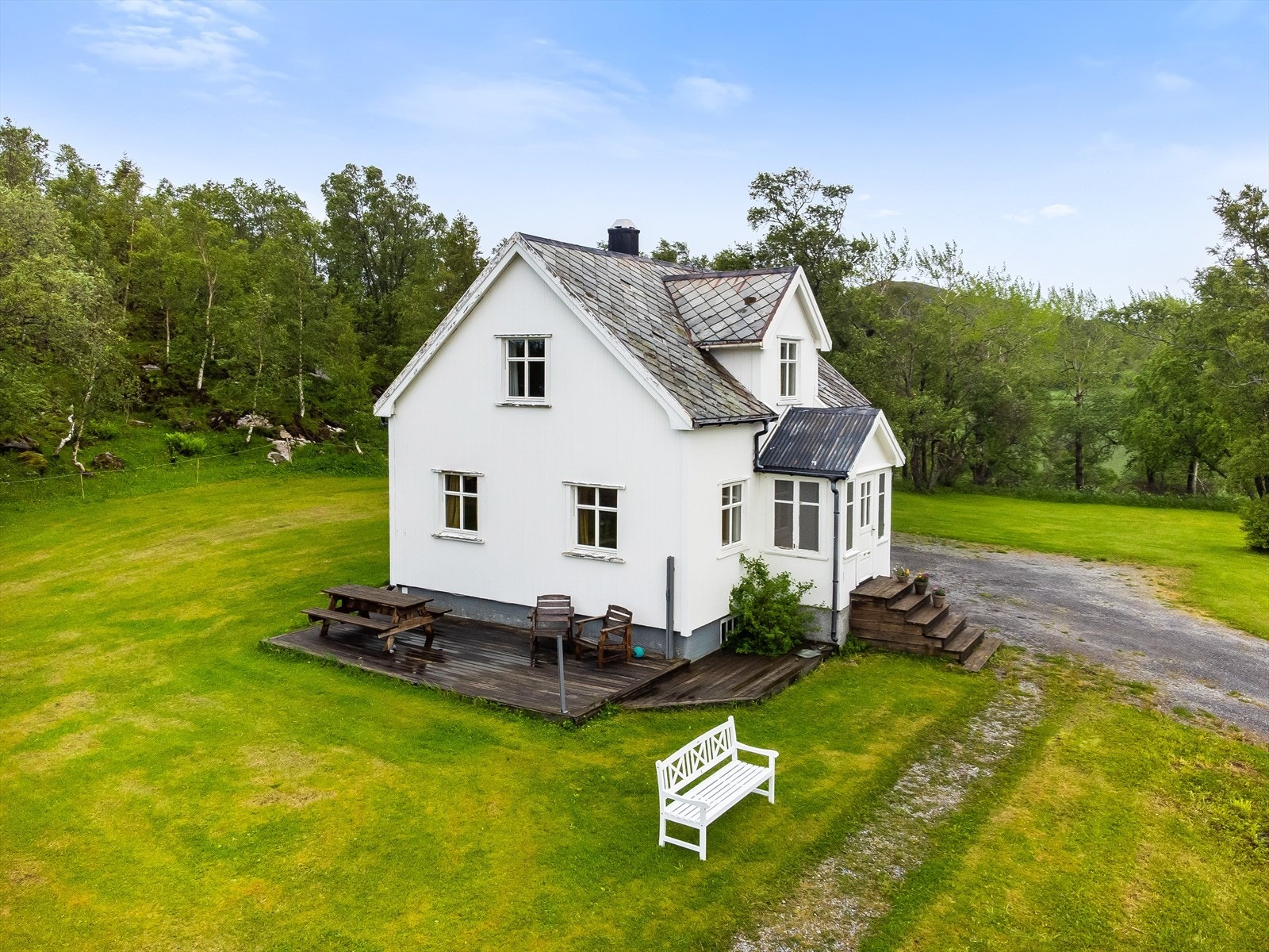 Terrasser/verandaer ved boligen av tre og i hovedsak fra etter 2008, utgjør til sammen ca. 32 m². Galleribilde