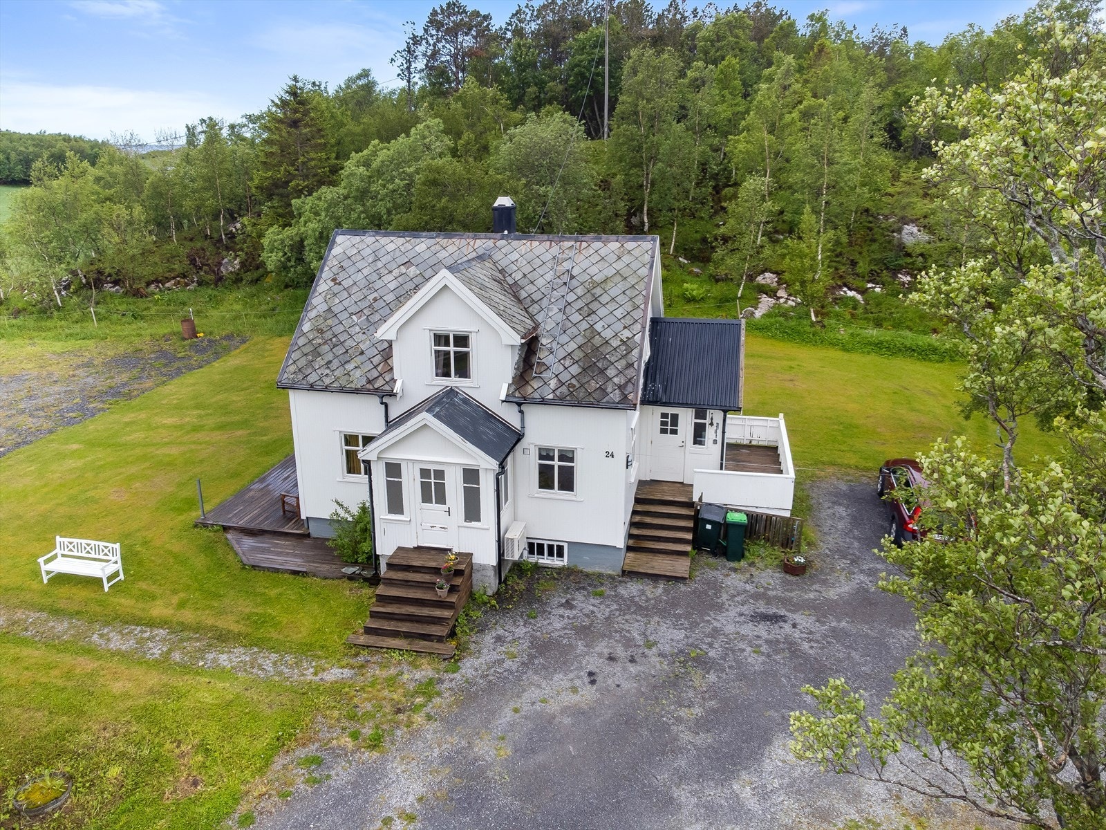 Takkonstruksjonen er et plassbygget saltak med to arker. Det er skrå himlinger, hanebjelker og kaldt loft. Taktekkingen er av skifertakstein. Galleribilde